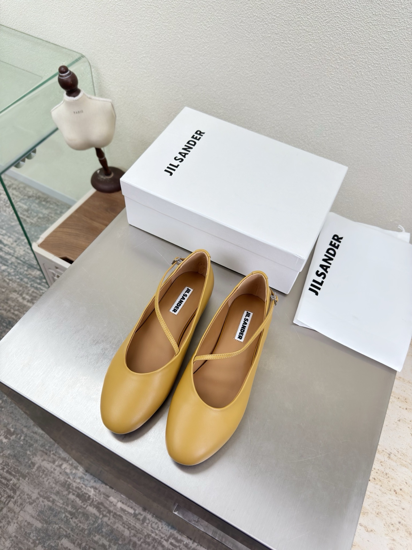 NO:750720,Jil Sander suspender flat shoes, calfskin, ginger, unique trouser shape design, family brand design elements, high-quality first-layer cowhide fabric, water-dyed cowhide lining, Italian genuine leather outsole, heel-shaped layered design, full of personality, original bread sole with protective film, perfect interpretation of brand factors, focus! Exclusive design! Really beautiful, simple yet fashionable design, elegant fashionistas who can easily master the French style really can't live without these shoes. Wall crack recommendation  Version to version, stitching technology, exquisite work 35 36 37 38 39 40 41 (40 41 customized, non-returnable) equipped with original packaging, single shoes, jil sander, cowhide, Leather soles19860909背带平底单鞋 Jil Sander 小牛皮 姜黄色   独特裤筒造型设计    家族品牌设计元素  面料选用优质头层牛皮  内里水染牛皮内里  意大利真皮大底  跟型层次感设计 个性十足  大底原版面包底带走保护膜 完美诠释品牌因素    重点!独家设计!  真的太漂亮了简单又不失时髦的设计  轻松拿捏法式的优雅时髦精们真的不能没有这类鞋  墙裂推荐   对版对版  缝线工艺 精工之作  35 36 37 38 39 40 41（40 41 定制不退换） 配置原版包装,单鞋,jil sander,cowhide,Leather soles,Women's Shoes