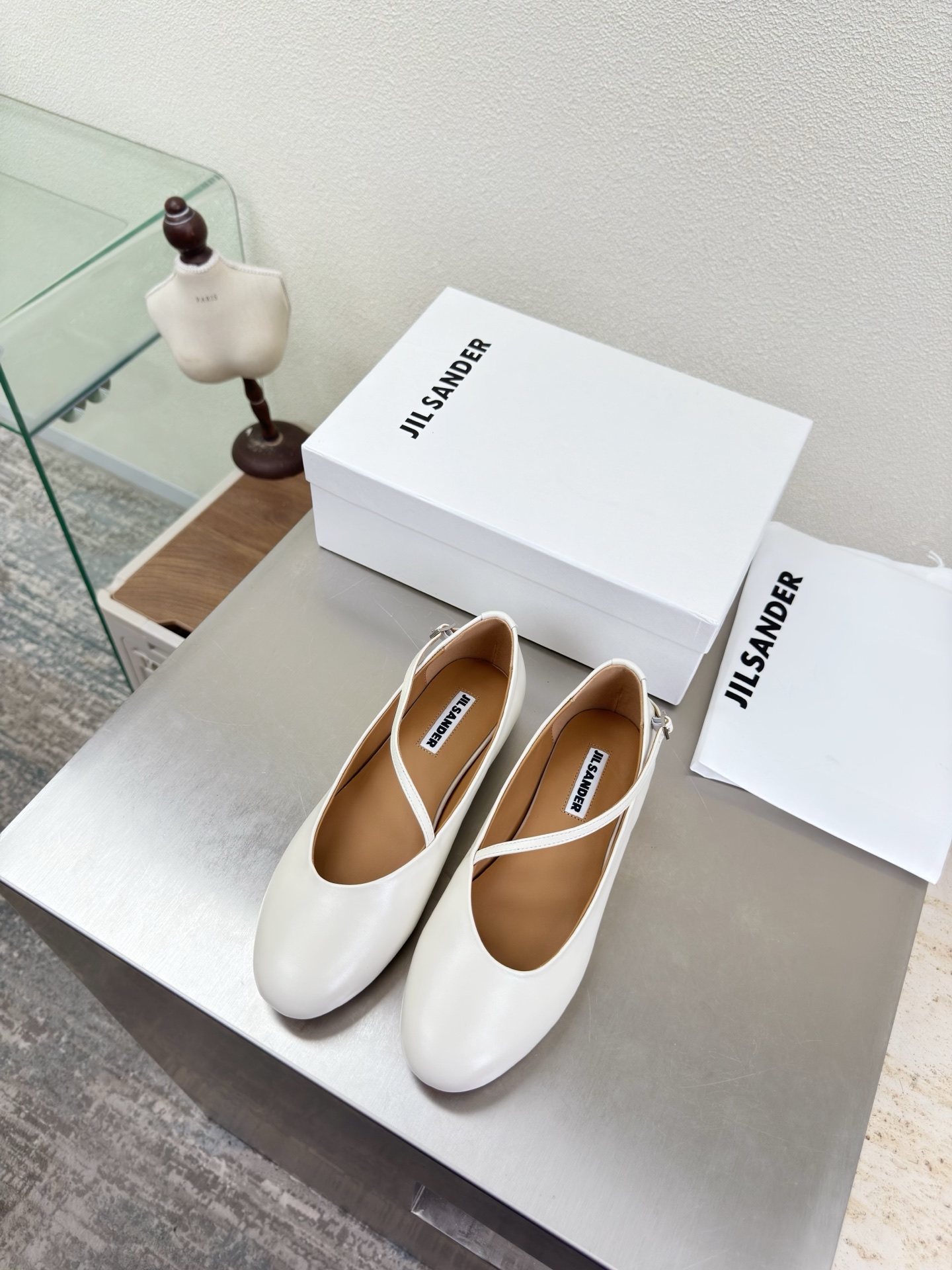 NO:750723,Jil Sander suspender flat shoes, white calfskin, unique trouser design, family brand design elements, fabric made of high-quality first-layer cowhide, water-dyed cowhide lining, Italian genuine leather outsole, heel-shaped layered design, full of personality, original bread sole with protective film, perfect interpretation of brand factors, focus! Exclusive design! Really beautiful, simple yet fashionable design, elegant fashionistas who can easily master the French style really can't live without these shoes. Wall crack recommendation  Version to version, stitching technology, exquisite work 35 36 37 38 39 40 41 (40 41 customized, non-returnable) equipped with original packaging, single shoes, jil sander, cowhide, Leather soles19860909背带平底单鞋 Jil Sander 白色 小牛皮   独特裤筒造型设计    家族品牌设计元素  面料选用优质头层牛皮  内里水染牛皮内里  意大利真皮大底  跟型层次感设计 个性十足  大底原版面包底带走保护膜 完美诠释品牌因素    重点!独家设计!  真的太漂亮了简单又不失时髦的设计  轻松拿捏法式的优雅时髦精们真的不能没有这类鞋  墙裂推荐   对版对版  缝线工艺 精工之作  35 36 37 38 39 40 41（40 41 定制不退换） 配置原版包装,单鞋,jil sander,cowhide,Leather soles,Women's Shoes