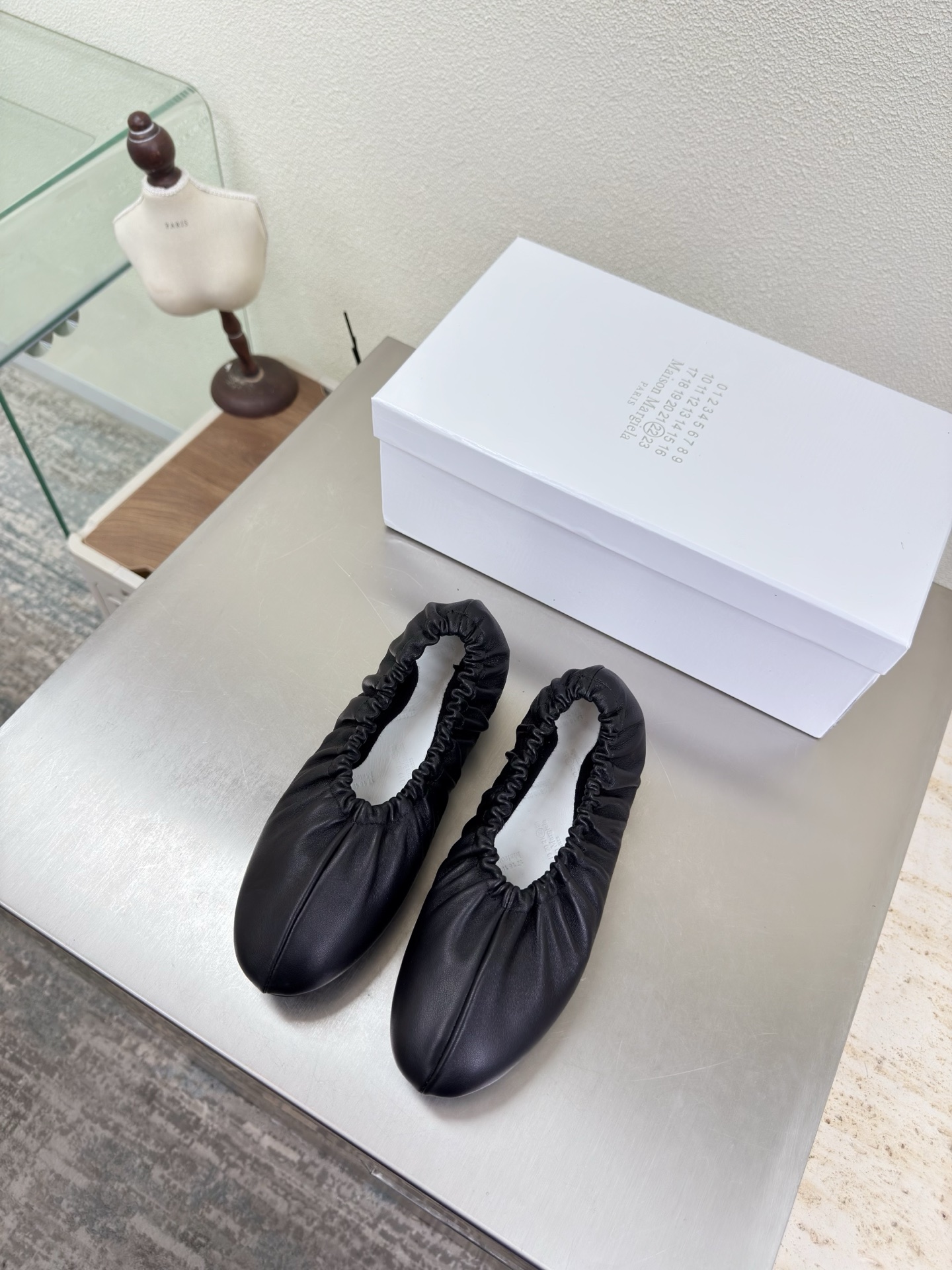 NO:750706,Super comfortable pleated flats, flat 1cm, same as the original, one-piece outsole, black lambskin, foot pads, lambskin MaisonMargiela Maison Margiela MM6 is coming!  It smells so good. It has a beautiful and colorful girly feel!   A fashion item not to be missed. Simple and stylish beauty. A must-have item. Fashionable age-reducing artifact. Casual and honest feeling. Simple and high-end design. Incorporates the unique logo of MM6. Satisfies daily life. Versatile for leisure and vacation. Really comfortable. Original consistent and comfortable genuine leather outsole. Split design. Original consistent material. Standard original order. Please look for our high-quality goods. 35 36 37 38 39 40 41 (40)  41 customized), single shoes, masion margiela, masion margiela, flats, sheepskin, Leather soles19860909超舒适 褶皱平底鞋 平底 1cm 原版一致 一体成型大底 黑色 小羊皮 垫脚 小羊皮 MaisonMargiela 马吉拉 MM6  火爆来袭！太香了  靓丽多彩少女感扑面而来！  不容错过的时尚单品 简单又有格调的美 跑量扛把子  必入单品 时尚减龄神器 随性率真的感脚 简单高级的设计 融入MM6独有的标志 同时满足日常 休闲渡假 百搭 真心巴适 原版一致舒适真皮大底 分体设计  原版一致材料 对标原单 请认准咱家高货 35 36 37 38 39 40 41（40 41 定制）,单鞋,masion margiela,masion margiela,flats,sheepskin,Leather soles,Women's Shoes