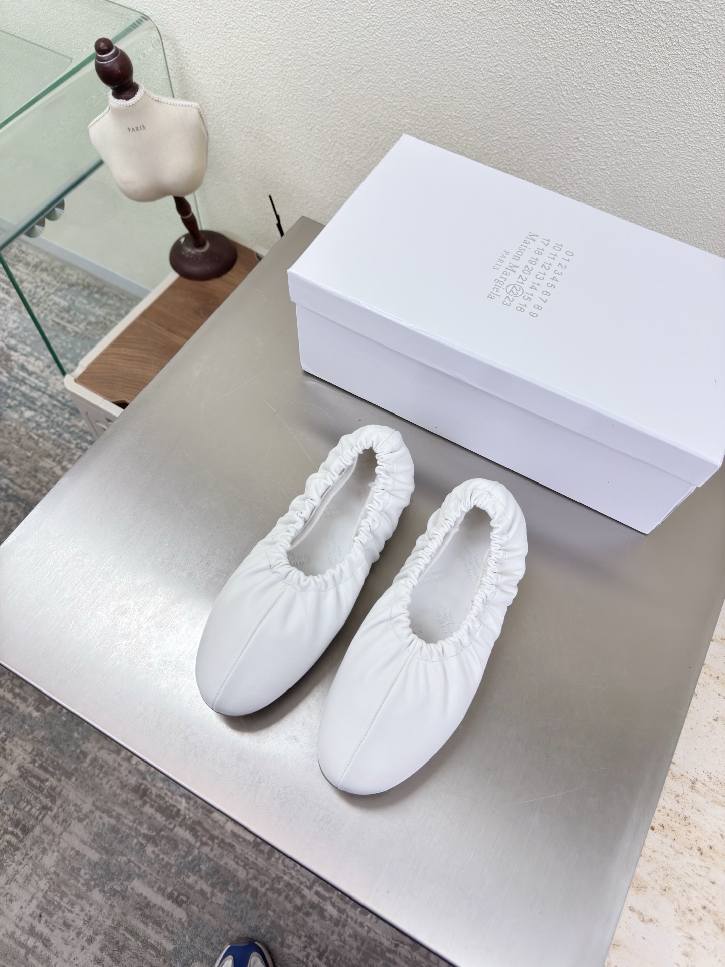 NO:750709,Super comfortable pleated flats, flat sole 1cm, same as the original, one-piece outsole, white lambskin, foot pad, lambskin MaisonMargiela Maison Margiela MM6 is coming!  It smells so good. It has a beautiful and colorful girly feel!   A fashion item not to be missed. Simple and stylish beauty. A must-have item. Fashionable age-reducing artifact. Casual and honest feeling. Simple and high-end design. Incorporates the unique logo of MM6. Satisfies daily life. Versatile for leisure and vacation. Really comfortable. Original consistent and comfortable genuine leather outsole. Split design. Original consistent material. Standard original order. Please look for our high-quality goods. 35 36 37 38 39 40 41 (40)  41 customized), single shoes, masion margiela, masion margiela, flats, sheepskin, Leather soles19860909超舒适 褶皱平底鞋 平底 1cm 原版一致 一体成型大底 白色 小羊皮 垫脚 小羊皮 MaisonMargiela 马吉拉 MM6  火爆来袭！太香了  靓丽多彩少女感扑面而来！  不容错过的时尚单品 简单又有格调的美 跑量扛把子  必入单品 时尚减龄神器 随性率真的感脚 简单高级的设计 融入MM6独有的标志 同时满足日常 休闲渡假 百搭 真心巴适 原版一致舒适真皮大底 分体设计  原版一致材料 对标原单 请认准咱家高货 35 36 37 38 39 40 41（40 41 定制）,单鞋,masion margiela,masion margiela,flats,sheepskin,Leather soles,Women's Shoes