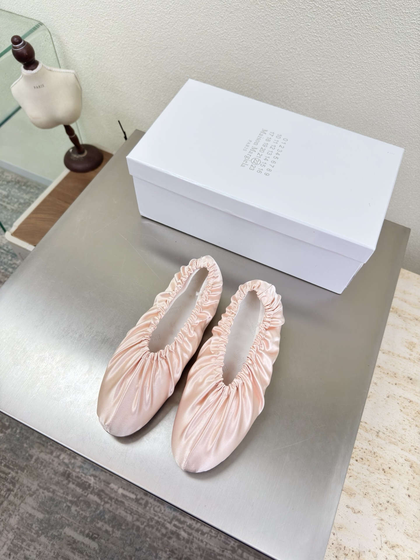 NO:750712,Super comfortable pleated flats, flat sole 1cm, same as the original one-piece outsole, pink silk material, foot pads, lambskin MaisonMargiela Maison Margiela MM6 is coming!  It smells so good. It has a beautiful and colorful girly feel!   A fashion item not to be missed. Simple and stylish beauty. A must-have item. Fashionable age-reducing artifact. Casual and honest feeling. Simple and high-end design. Incorporates the unique logo of MM6. Satisfies daily life. Versatile for leisure and vacation. Really comfortable. Original consistent and comfortable genuine leather outsole. Split design. Original consistent material. Standard original order. Please look for our high-quality goods. 35 36 37 38 39 40 41 (40)  41 customized), single shoes, masion margiela, masion margiela, flats, sheepskin, real silk, Leather soles19860909超舒适 褶皱平底鞋 平底 1cm 原版一致 一体成型大底 粉色真丝材质 垫脚 小羊皮 MaisonMargiela 马吉拉 MM6 火爆来袭！太香了  靓丽多彩少女感扑面而来！  不容错过的时尚单品 简单又有格调的美 跑量扛把子  必入单品 时尚减龄神器 随性率真的感脚 简单高级的设计 融入MM6独有的标志 同时满足日常 休闲渡假 百搭 真心巴适 原版一致舒适真皮大底 分体设计  原版一致材料 对标原单 请认准咱家高货 35 36 37 38 39 40 41（40 41 定制）,单鞋,masion margiela,masion margiela,flats,sheepskin,real silk,Leather soles,Women's Shoes