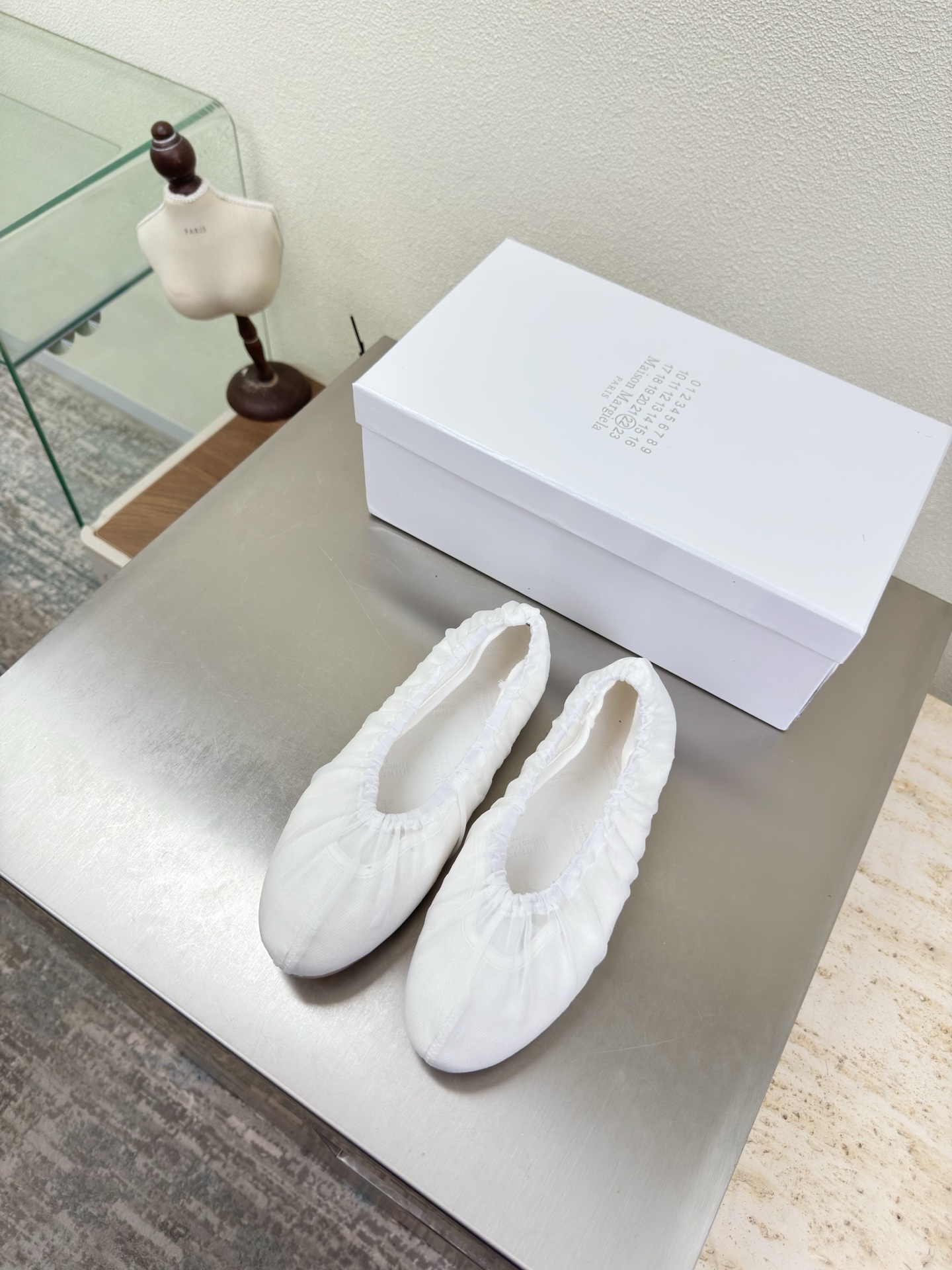 NO:750714,Super comfortable pleated flats, flat 1cm, the same as the original one-piece outsole, white mesh, foot pads, lambskin MaisonMargiela Maison Margiela MM6 is coming!  It smells so good. It has a beautiful and colorful girly feel!   A fashion item not to be missed. Simple and stylish beauty. A must-have item. Fashionable age-reducing artifact. Casual and honest feeling. Simple and high-end design. Incorporates the unique logo of MM6. Satisfies daily life. Versatile for leisure and vacation. Really comfortable. Original consistent and comfortable genuine leather outsole. Split design. Original consistent material. Standard original order. Please look for our high-quality goods. 35 36 37 38 39 40 41 (40)  41 customized), single shoes, masion margiela, masion margiela, flats, sheepskin, Leather soles19860909超舒适 褶皱平底鞋 平底 1cm 原版一致 一体成型大底 白色网纱 垫脚 小羊皮 MaisonMargiela 马吉拉 MM6 火爆来袭！太香了  靓丽多彩少女感扑面而来！  不容错过的时尚单品 简单又有格调的美 跑量扛把子  必入单品 时尚减龄神器 随性率真的感脚 简单高级的设计 融入MM6独有的标志 同时满足日常 休闲渡假 百搭 真心巴适 原版一致舒适真皮大底 分体设计  原版一致材料 对标原单 请认准咱家高货 35 36 37 38 39 40 41（40 41 定制）,单鞋,masion margiela,masion margiela,flats,sheepskin,Leather soles,Women's Shoes