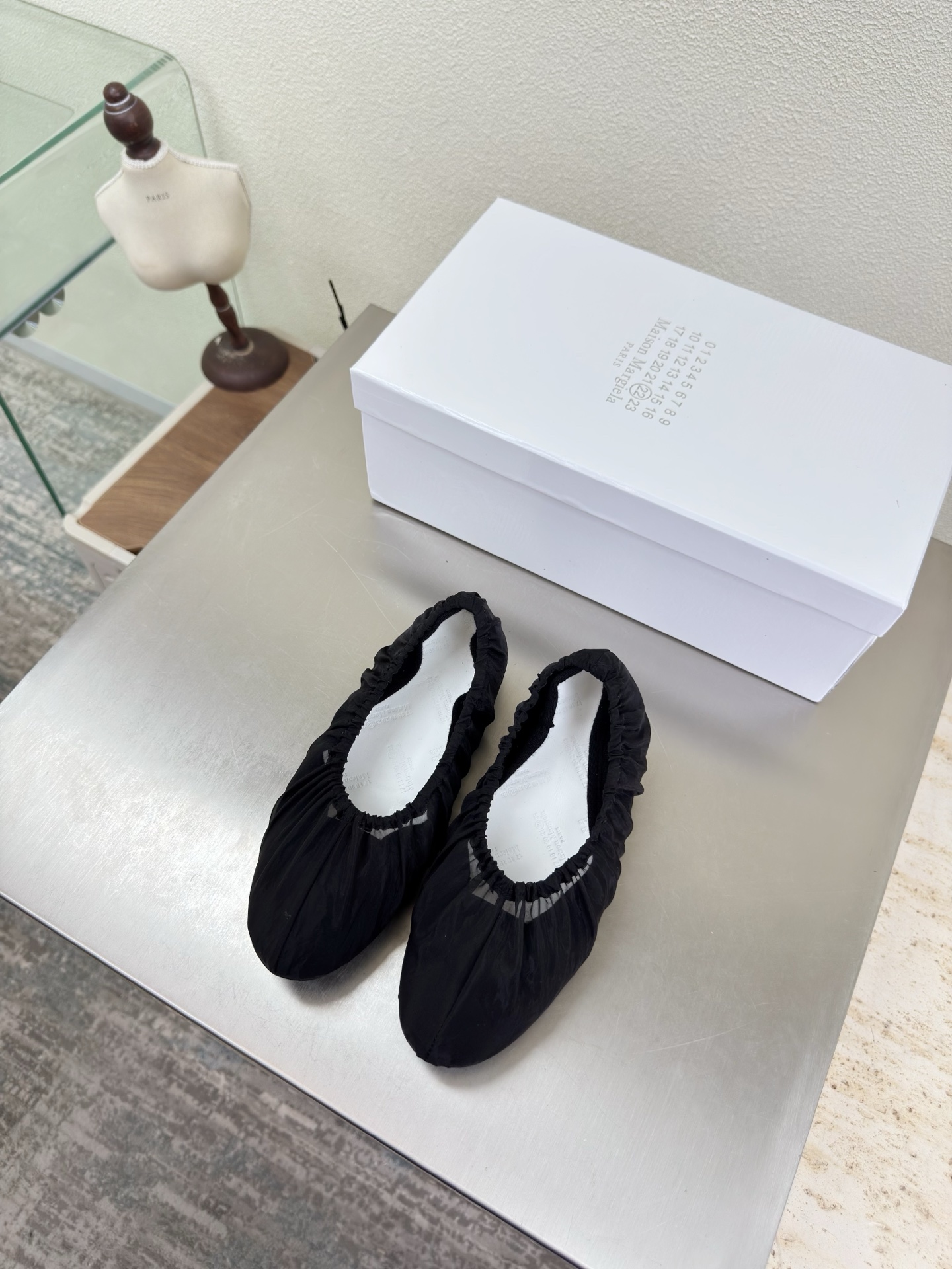 NO:750716,Super comfortable pleated flats, flat 1cm, the same as the original one-piece outsole, black mesh, foot pads, lambskin MaisonMargiela MM6 is coming!  It smells so good. It has a beautiful and colorful girly feel!   A fashion item not to be missed. Simple and stylish beauty. A must-have item. Fashionable age-reducing artifact. Casual and honest feeling. Simple and high-end design. Incorporates the unique logo of MM6. Satisfies daily life. Versatile for leisure and vacation. Really comfortable. Original consistent and comfortable genuine leather outsole. Split design. Original consistent material. Standard original order. Please look for our high-quality goods. 35 36 37 38 39 40 41 (40)  41 customized), single shoes, masion margiela, masion margiela, flats, sheepskin, Leather soles19860909超舒适 褶皱平底鞋 平底 1cm 原版一致 一体成型大底 黑色网纱 垫脚 小羊皮 MaisonMargiela 马吉拉 MM6 火爆来袭！太香了  靓丽多彩少女感扑面而来！  不容错过的时尚单品 简单又有格调的美 跑量扛把子  必入单品 时尚减龄神器 随性率真的感脚 简单高级的设计 融入MM6独有的标志 同时满足日常 休闲渡假 百搭 真心巴适 原版一致舒适真皮大底 分体设计  原版一致材料 对标原单 请认准咱家高货 35 36 37 38 39 40 41（40 41 定制）,单鞋,masion margiela,masion margiela,flats,sheepskin,Leather soles,Women's Shoes