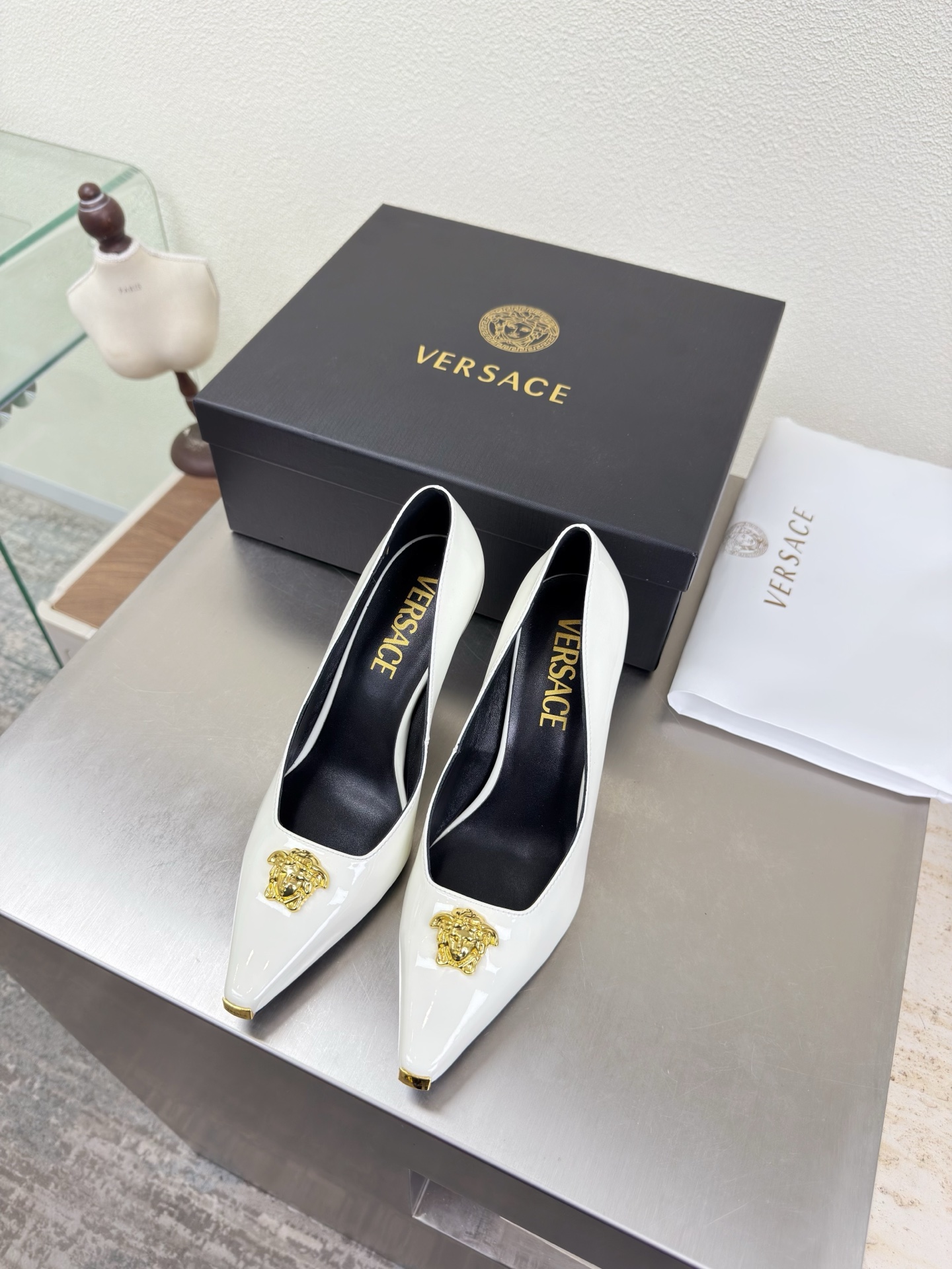 NO:750667,VERSACE Versace Medusa Women's Shoes White calf patent leather Unique metal toe decoration Family brand design elements Medusa Metal head fastener Fabric made of high-quality calf patent leather Lining Lambskin Italian genuine leather outsole Heel-shaped layered design Full of personality The original outsole takes away the protective film Perfect interpretation of brand factors Focus! Exclusive design! Really beautiful Simple yet fashionable design  Elegance and fashionable people who can easily grasp the French style really can't live without this kind of shoes. Wall crack recommendation, version to version, stitching technology, exquisite work 35 36 37 38 39 40 41 (40 41 customization is not returnable). Equipped with original packaging, high heels and sandals, versace, versace, sandals, high heels, sheepskin, Leather soles19860909VERSACE 范思哲 美杜莎 女鞋 白色 小牛漆皮  独特金属鞋头装饰    家族品牌设计元素 美杜莎 金属头像扣件  面料选用优质小牛漆皮  内里 小羊皮  意大利真皮大底  跟型层次感设计 个性十足  大底原版面包底带走保护膜 完美诠释品牌因素    重点!独家设计!  真的太漂亮了简单又不失时髦的设计  轻松拿捏法式的优雅时髦精们真的不能没有这类鞋  墙裂推荐   对版对版  缝线工艺 精工之作  35 36 37 38 39 40 41（40 41 定制不退换） 配置原版包装,高跟鞋凉鞋,versace,versace,sandals,high heels,sheepskin,Leather soles,Women's Shoes