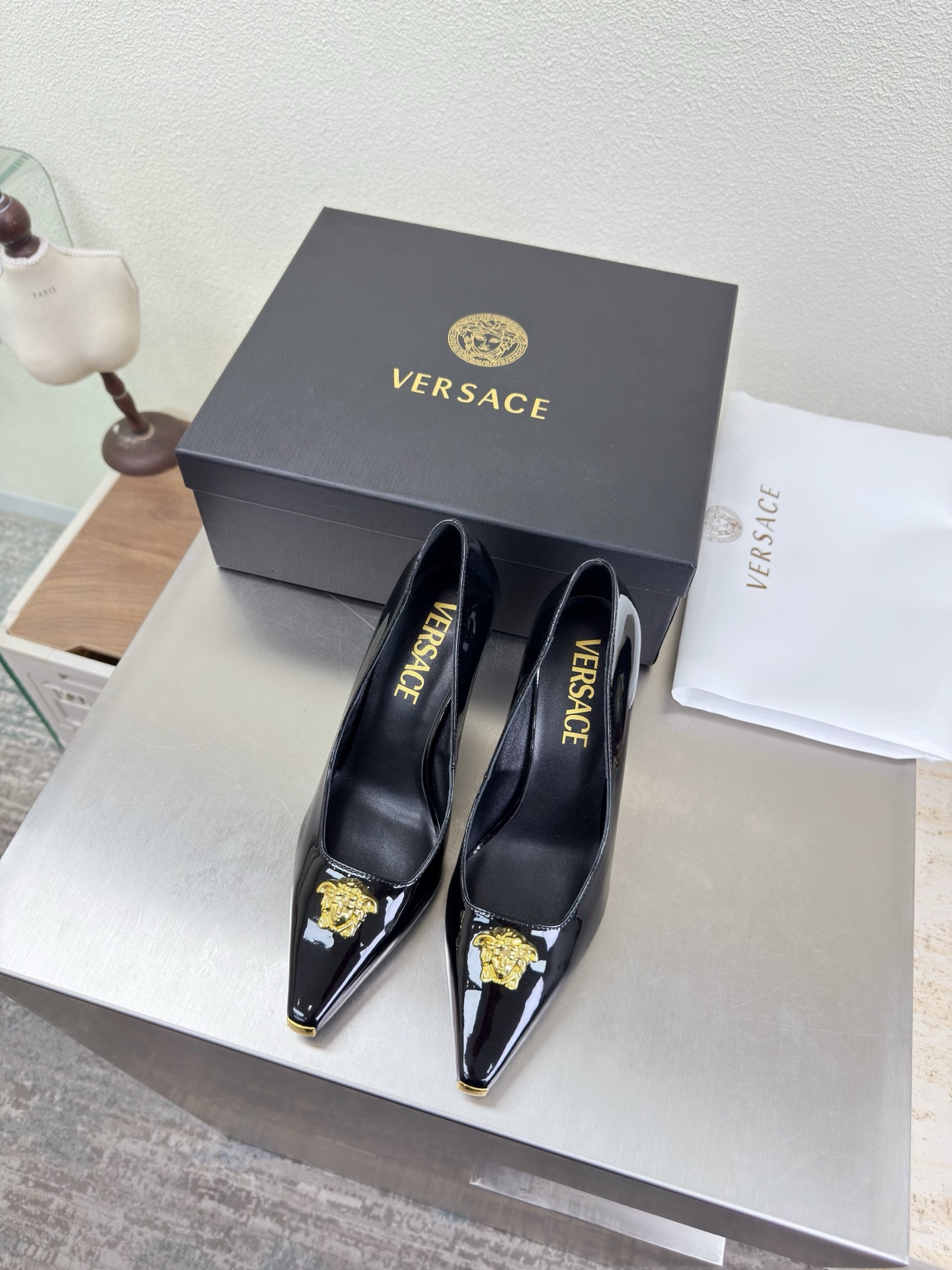 NO:750673,VERSACE Versace Medusa Women's Shoes Black Calf Patent Leather Unique Metal Toe Decoration Family Brand Design Elements Medusa Metal Head Fastener Fabric Made of High Quality Calf Patent Leather Lining Lambskin Italian Genuine Leather Outsole Heel-shaped layered design Full of personality The original outsole comes with a protective film to perfectly interpret the brand factors Focus! Exclusive design! Really beautiful simple yet fashionable design  Elegance and fashionable people who can easily grasp the French style really can't live without this kind of shoes. Wall crack recommendation, version to version, stitching technology, exquisite work 35 36 37 38 39 40 41 (40 41 customization is not returnable). Equipped with original packaging, high heels and sandals, versace, versace, sandals, high heels, sheepskin, Leather soles19860909VERSACE 范思哲 美杜莎 女鞋 黑色 小牛漆皮  独特金属鞋头装饰    家族品牌设计元素 美杜莎 金属头像扣件  面料选用优质小牛漆皮  内里 小羊皮  意大利真皮大底  跟型层次感设计 个性十足  大底原版面包底带走保护膜 完美诠释品牌因素    重点!独家设计!  真的太漂亮了简单又不失时髦的设计  轻松拿捏法式的优雅时髦精们真的不能没有这类鞋  墙裂推荐   对版对版  缝线工艺 精工之作  35 36 37 38 39 40 41（40 41 定制不退换） 配置原版包装,高跟鞋凉鞋,versace,versace,sandals,high heels,sheepskin,Leather soles,Women's Shoes