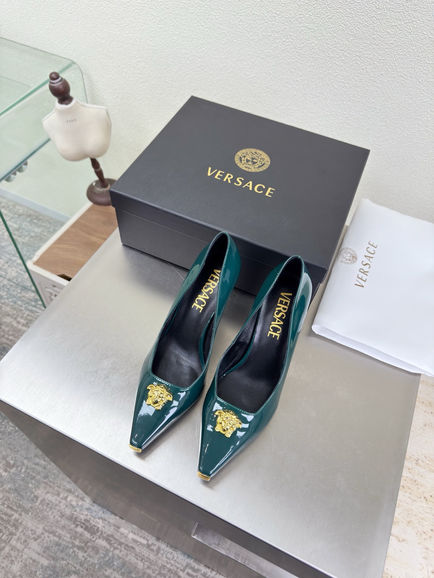 NO:750679,VERSACE Versace Medusa Women's Shoes Dark green calf patent leather Unique metal toe decoration Family brand design elements Medusa Metal head fastener Fabric made of high-quality calf patent leather Lining Lambskin Italian genuine leather outsole Heel-shaped layered design Full of personality The original outsole takes away the protective film Perfect interpretation of brand factors Focus! Exclusive design! Really beautiful Simple yet fashionable design  Elegance and fashionable people who can easily grasp the French style really can't live without this kind of shoes. Wall crack recommendation, version to version, stitching technology, exquisite work 35 36 37 38 39 40 41 (40 41 customization is not returnable). Equipped with original packaging, high heels and sandals, versace, versace, sandals, high heels, sheepskin, Leather soles19860909VERSACE 范思哲 美杜莎 女鞋 深绿小牛漆皮  独特金属鞋头装饰    家族品牌设计元素 美杜莎 金属头像扣件  面料选用优质小牛漆皮  内里 小羊皮  意大利真皮大底  跟型层次感设计 个性十足  大底原版面包底带走保护膜 完美诠释品牌因素    重点!独家设计!  真的太漂亮了简单又不失时髦的设计  轻松拿捏法式的优雅时髦精们真的不能没有这类鞋  墙裂推荐   对版对版  缝线工艺 精工之作  35 36 37 38 39 40 41（40 41 定制不退换） 配置原版包装,高跟鞋凉鞋,versace,versace,sandals,high heels,sheepskin,Leather soles,Women's Shoes