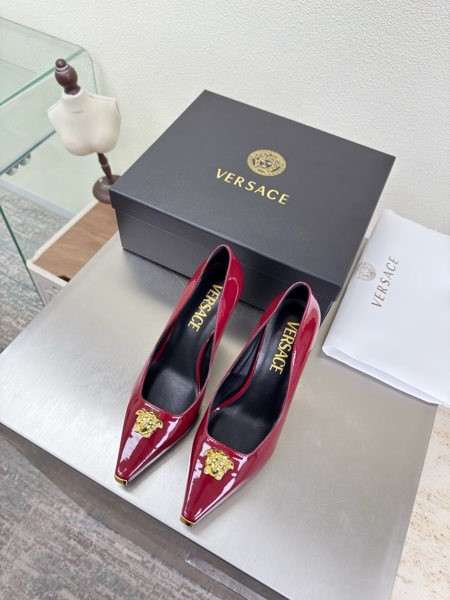 NO:750685,VERSACE Versace Medusa Women's Shoes Burgundy Calf Patent Leather Unique Metal Toe Decoration Family Brand Design Elements Medusa Metal Head Fastener Fabric Made of High Quality Calf Patent Leather Lining Lambskin Italian Genuine Leather Outsole Heel-shaped layered design Full of personality The original outsole comes with a protective film to perfectly interpret the brand factors Focus! Exclusive design! Really beautiful simple yet fashionable design  Elegance and fashionable people who can easily grasp the French style really can't live without this kind of shoes. Wall crack recommendation, version to version, stitching technology, exquisite work 35 36 37 38 39 40 41 (40 41 customization is not returnable). Equipped with original packaging, high heels and sandals, versace, versace, sandals, high heels, sheepskin, Leather soles19860909VERSACE 范思哲 美杜莎 女鞋 酒红 小牛漆皮  独特金属鞋头装饰    家族品牌设计元素 美杜莎 金属头像扣件  面料选用优质小牛漆皮  内里 小羊皮  意大利真皮大底  跟型层次感设计 个性十足  大底原版面包底带走保护膜 完美诠释品牌因素    重点!独家设计!  真的太漂亮了简单又不失时髦的设计  轻松拿捏法式的优雅时髦精们真的不能没有这类鞋  墙裂推荐   对版对版  缝线工艺 精工之作  35 36 37 38 39 40 41（40 41 定制不退换） 配置原版包装,高跟鞋凉鞋,versace,versace,sandals,high heels,sheepskin,Leather soles,Women's Shoes
