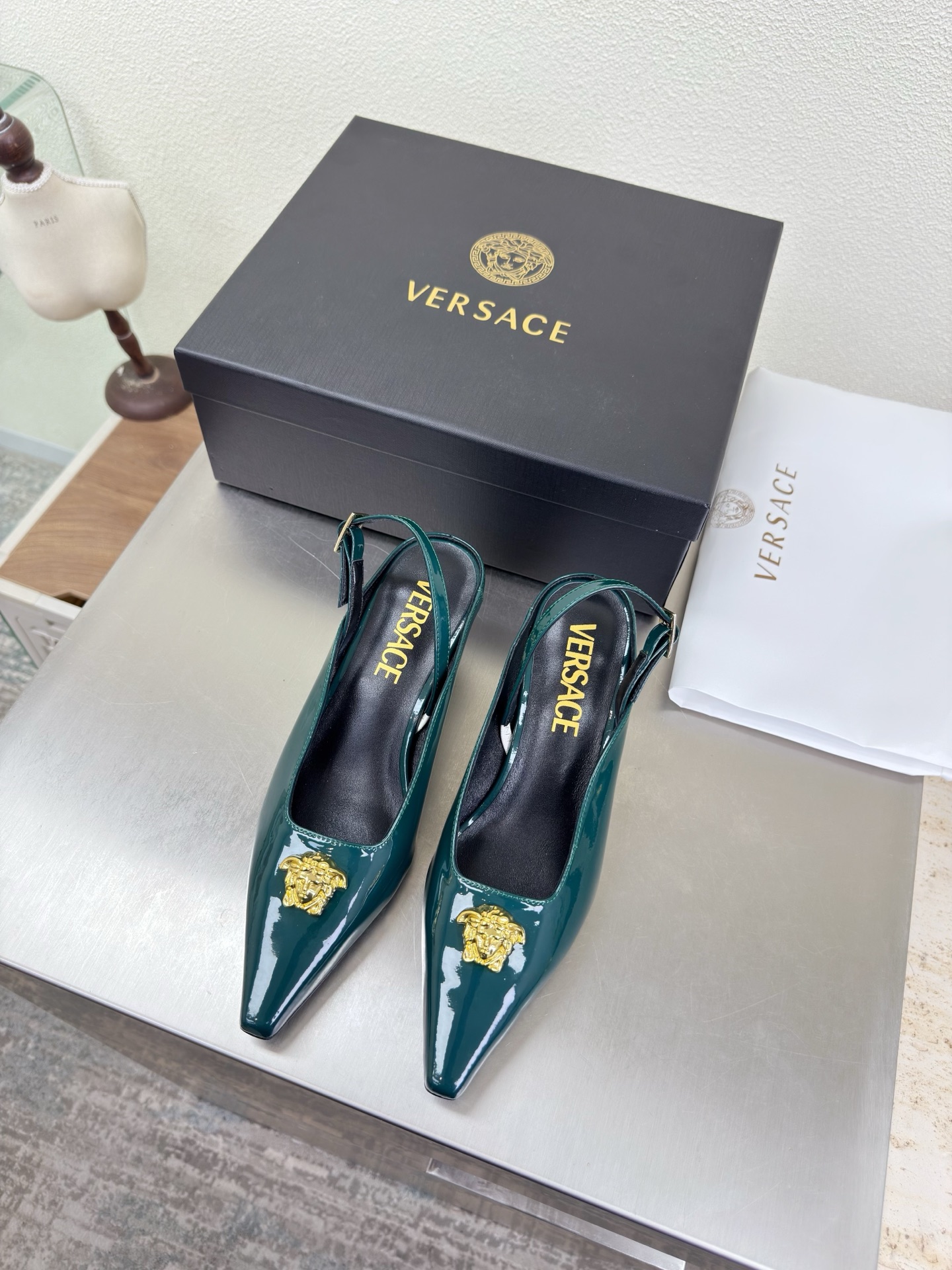 NO:750693,VERSACE Versace Medusa women's shoes with empty back, dark green calf patent leather, unique metal toe decoration, family brand design elements, Medusa metal head fastener, fabric made of high-quality calf patent leather, lining, lambskin, Italian genuine leather outsole, heel-shaped layered design, full of personality, original bread sole with protective film, perfect interpretation of brand factors, focus! Exclusive design! Really beautiful, simple yet fashionable design  Elegance and fashionable people who can easily grasp the French style really can't live without this kind of shoes. Wall crack recommendation, version to version, stitching technology, exquisite work 35 36 37 38 39 40 41 (40 41 customization is not returnable). Equipped with original packaging, high heels and sandals, versace, versace, sandals, high heels, sheepskin, Leather soles19860909VERSACE 范思哲 美杜莎 后空女鞋 深绿 小牛漆皮   独特金属鞋头装饰    家族品牌设计元素 美杜莎 金属头像扣件  面料选用优质小牛漆皮  内里 小羊皮  意大利真皮大底  跟型层次感设计 个性十足  大底原版面包底带走保护膜 完美诠释品牌因素    重点!独家设计!  真的太漂亮了简单又不失时髦的设计  轻松拿捏法式的优雅时髦精们真的不能没有这类鞋  墙裂推荐   对版对版  缝线工艺 精工之作  35 36 37 38 39 40 41（40 41 定制不退换） 配置原版包装,高跟鞋凉鞋,versace,versace,sandals,high heels,sheepskin,Leather soles,Women's Shoes