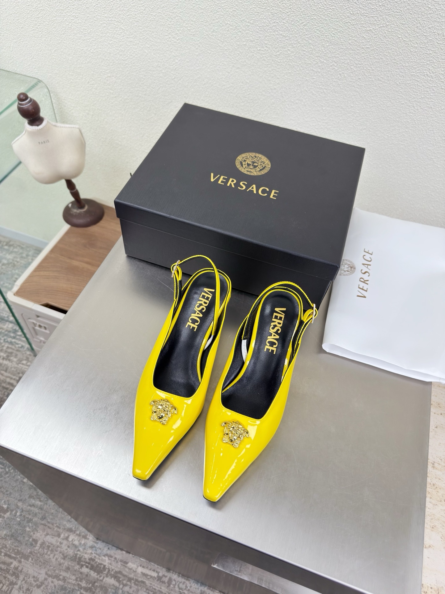 NO:750697,VERSACE Versace Medusa women's shoes with back sole Lemon yellow Calf patent leather Unique metal toe decoration Family brand design elements Medusa Metal head fastener The fabric is made of high-quality calf patent leather Lining Lambskin Italian genuine leather outsole Heel-shaped layered design Full of personality The original outsole takes away the protective film Perfect interpretation of brand factors Focus! Exclusive design! Really beautiful Simple yet fashionable design  Elegance and fashionable people who can easily grasp the French style really can't live without this kind of shoes. Wall crack recommendation, version to version, stitching technology, exquisite work 35 36 37 38 39 40 41 (40 41 customization is not returnable). Equipped with original packaging, high heels and sandals, versace, versace, sandals, high heels, sheepskin, Leather soles19860909VERSACE 范思哲 美杜莎 后空女鞋 柠檬黄 小牛漆皮   独特金属鞋头装饰    家族品牌设计元素 美杜莎 金属头像扣件  面料选用优质小牛漆皮  内里 小羊皮  意大利真皮大底  跟型层次感设计 个性十足  大底原版面包底带走保护膜 完美诠释品牌因素    重点!独家设计!  真的太漂亮了简单又不失时髦的设计  轻松拿捏法式的优雅时髦精们真的不能没有这类鞋  墙裂推荐   对版对版  缝线工艺 精工之作  35 36 37 38 39 40 41（40 41 定制不退换） 配置原版包装,高跟鞋凉鞋,versace,versace,sandals,high heels,sheepskin,Leather soles,Women's Shoes