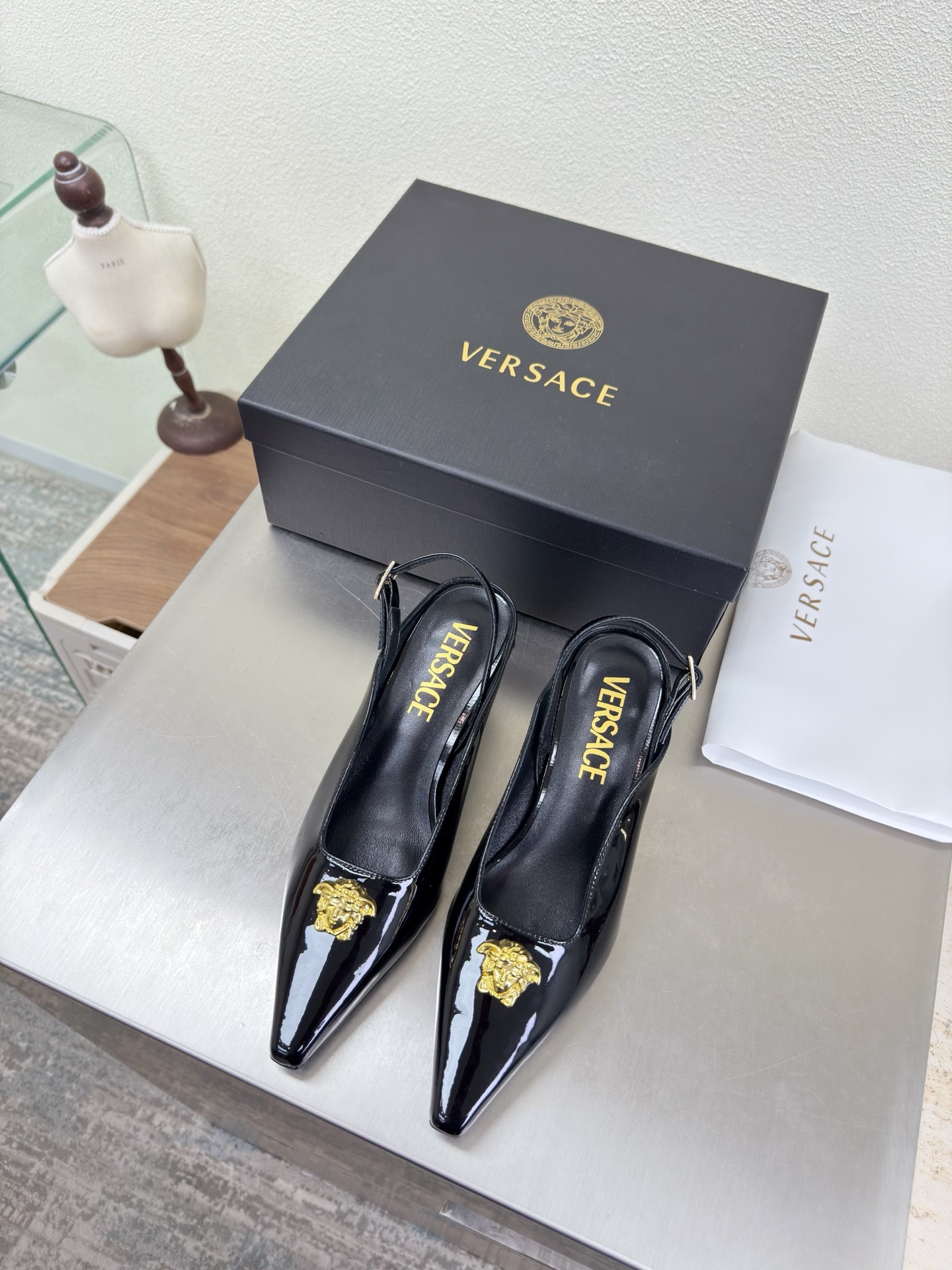 NO:750703,VERSACE Versace Medusa women's shoes with back sole Black calf patent leather Unique metal toe decoration Family brand design elements Medusa Metal head fastener The fabric is made of high-quality calf patent leather Lining Lambskin Italian genuine leather outsole Heel-shaped layered design Full of personality The original outsole takes away the protective film Perfect interpretation of brand factors Focus! Exclusive design! Really beautiful Simple yet fashionable design  Elegance and fashionable people who can easily grasp the French style really can't live without this kind of shoes. Wall crack recommendation, version to version, stitching technology, exquisite work 35 36 37 38 39 40 41 (40 41 customization is not returnable). Equipped with original packaging, high heels and sandals, versace, versace, sandals, high heels, sheepskin, Leather soles19860909VERSACE 范思哲 美杜莎 后空女鞋 黑色 小牛漆皮   独特金属鞋头装饰    家族品牌设计元素 美杜莎 金属头像扣件  面料选用优质小牛漆皮  内里 小羊皮  意大利真皮大底  跟型层次感设计 个性十足  大底原版面包底带走保护膜 完美诠释品牌因素    重点!独家设计!  真的太漂亮了简单又不失时髦的设计  轻松拿捏法式的优雅时髦精们真的不能没有这类鞋  墙裂推荐   对版对版  缝线工艺 精工之作  35 36 37 38 39 40 41（40 41 定制不退换） 配置原版包装,高跟鞋凉鞋,versace,versace,sandals,high heels,sheepskin,Leather soles,Women's Shoes