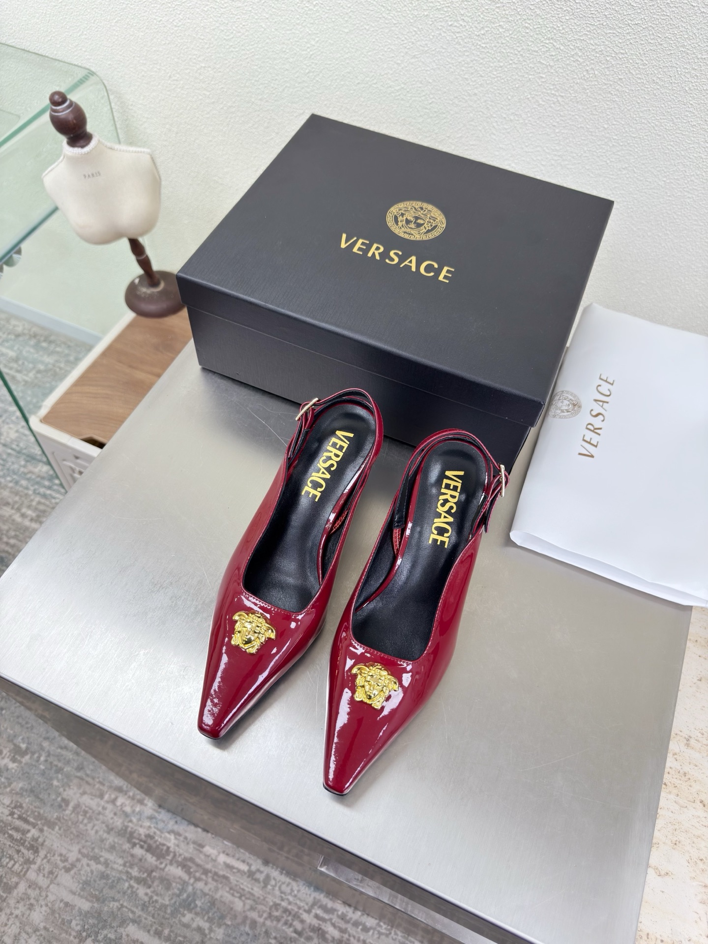 NO:750701,VERSACE Versace Medusa women's shoes with empty back Burgundy calf patent leather Unique metal toe decoration Family brand design elements Medusa Metal head fastener Fabric made of high-quality calf patent leather Lining Lambskin Italian genuine leather outsole Heel-shaped layered design Full of personality The original outsole takes away the protective film Perfect interpretation of brand factors Focus! Exclusive design! Really beautiful Simple yet fashionable design  Elegance and fashionable people who can easily grasp the French style really can't live without this kind of shoes. Wall crack recommendation, version to version, stitching technology, exquisite work 35 36 37 38 39 40 41 (40 41 customization is not returnable). Equipped with original packaging, high heels and sandals, versace, versace, sandals, high heels, sheepskin, Leather soles19860909VERSACE 范思哲 美杜莎 后空女鞋 酒红色 小牛漆皮   独特金属鞋头装饰    家族品牌设计元素 美杜莎 金属头像扣件  面料选用优质小牛漆皮  内里 小羊皮  意大利真皮大底  跟型层次感设计 个性十足  大底原版面包底带走保护膜 完美诠释品牌因素    重点!独家设计!  真的太漂亮了简单又不失时髦的设计  轻松拿捏法式的优雅时髦精们真的不能没有这类鞋  墙裂推荐   对版对版  缝线工艺 精工之作  35 36 37 38 39 40 41（40 41 定制不退换） 配置原版包装,高跟鞋凉鞋,versace,versace,sandals,high heels,sheepskin,Leather soles,Women's Shoes