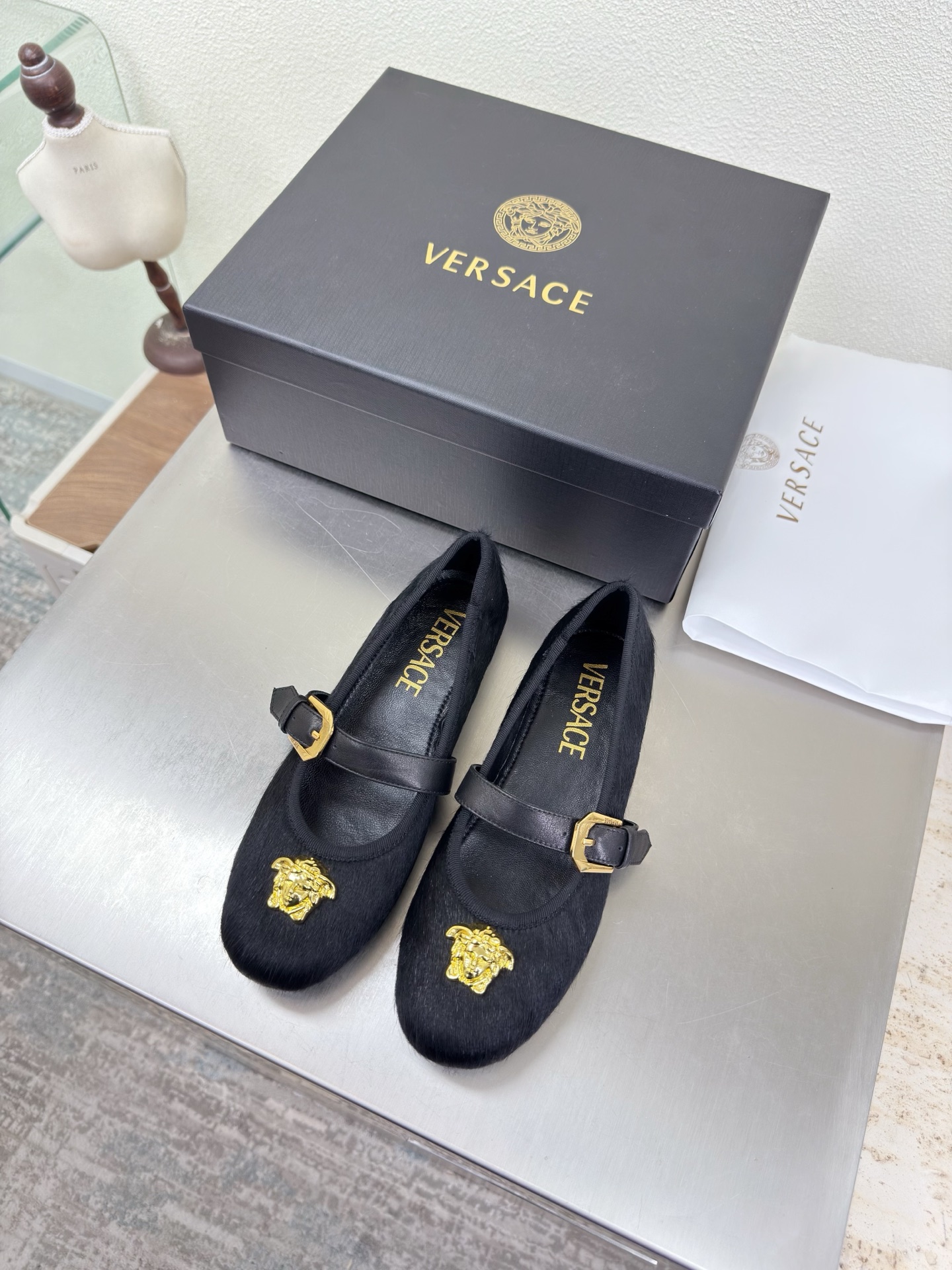 NO:750678,VERSACE Versace Medusa flat round toe Mary Jane shoes black horse hair material unique metal toe decoration family brand design elements Medusa metal head fastener fabric made of high-quality calf patent leather lining lambskin Italian genuine leather outsole heel-shaped layered design full of personality original outsole with protective film perfectly interprets brand factors focus! Exclusive design! Really beautiful simple yet fashionable design  Elegance and fashionable people who can easily grasp the French style really can't live without this kind of shoes. Wall crack recommendation, version to version, stitching technology, exquisite work 35 36 37 38 39 40 41 42 43 (40 41 42 43 customization is not returnable). Equipped with original packaging, single shoes, versace, versace, mary jane, sheepskin, Leather soles19860909VERSACE 范思哲 美杜莎 平底圆头玛丽珍单鞋 黑色马毛材质  独特金属鞋头装饰    家族品牌设计元素 美杜莎 金属头像扣件  面料选用优质小牛漆皮  内里 小羊皮  意大利真皮大底  跟型层次感设计 个性十足  大底原版面包底带走保护膜 完美诠释品牌因素    重点!独家设计!  真的太漂亮了简单又不失时髦的设计  轻松拿捏法式的优雅时髦精们真的不能没有这类鞋  墙裂推荐   对版对版  缝线工艺 精工之作  35 36 37 38 39 40 41 42 43（40 41 42 43定制不退换） 配置原版包装,单鞋,versace,versace,mary jane,sheepskin,Leather soles,Women's Shoes