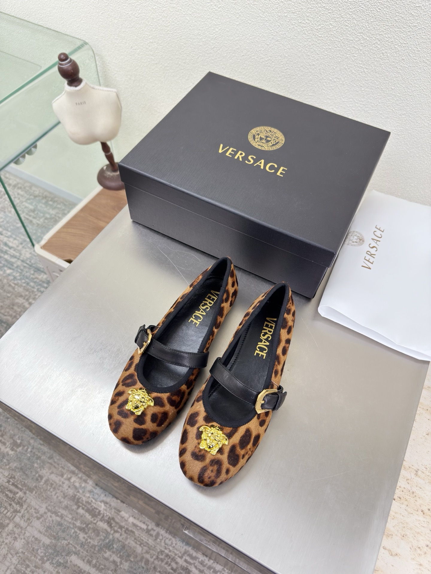 NO:750684,VERSACE Versace Medusa flat round toe Mary Jane shoes leopard print horse hair material unique metal toe decoration family brand design elements Medusa metal head fastener fabric made of high-quality calf patent leather lining lambskin Italian leather outsole heel layered design full of personality original bread sole with protective film perfectly interprets brand factors focus! Exclusive design! Really beautiful simple yet fashionable design  Elegance and fashionable people who can easily grasp the French style really can't live without this kind of shoes. Wall crack recommendation, version to version, stitching technology, exquisite work 35 36 37 38 39 40 41 42 43 (40 41 42 43 customization is not returnable). Equipped with original packaging, single shoes, versace, versace, mary jane, sheepskin, Leather soles19860909VERSACE 范思哲 美杜莎 平底圆头玛丽珍单鞋 豹纹 马毛材质  独特金属鞋头装饰    家族品牌设计元素 美杜莎 金属头像扣件  面料选用优质小牛漆皮  内里 小羊皮  意大利真皮大底  跟型层次感设计 个性十足  大底原版面包底带走保护膜 完美诠释品牌因素    重点!独家设计!  真的太漂亮了简单又不失时髦的设计  轻松拿捏法式的优雅时髦精们真的不能没有这类鞋  墙裂推荐   对版对版  缝线工艺 精工之作  35 36 37 38 39 40 41 42 43（40 41 42 43定制不退换） 配置原版包装,单鞋,versace,versace,mary jane,sheepskin,Leather soles,Women's Shoes