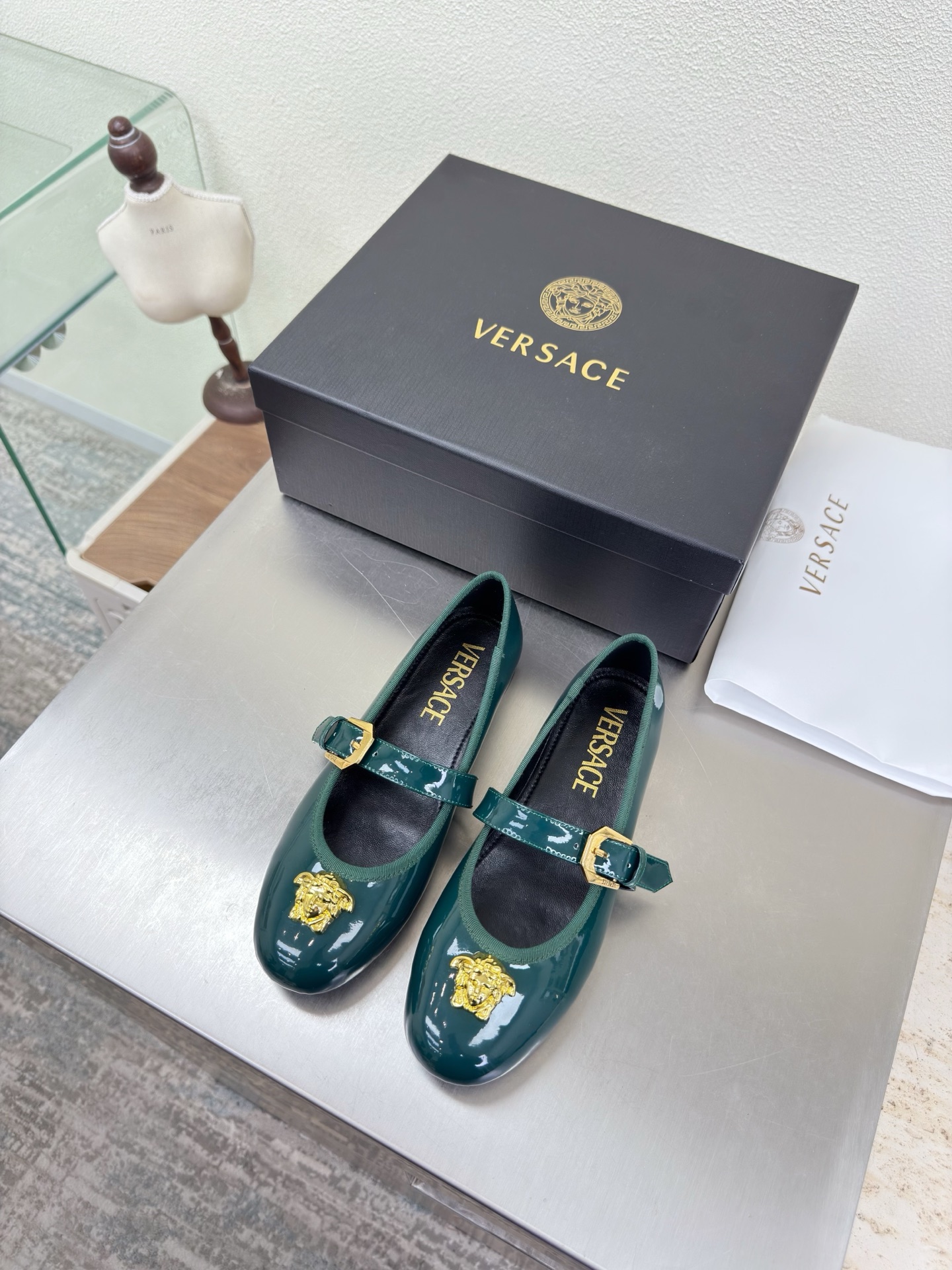 NO:750688,VERSACE Versace Medusa flat round toe Mary Jane shoes dark green calf patent leather unique metal toe decoration family brand design elements Medusa metal head fastener fabric made of high quality calf patent leather lining lambskin Italian genuine leather outsole heel layered design full of personality original bread sole with protective film perfectly interprets brand factors focus! Exclusive design! Really beautiful simple yet fashionable design  Elegance and fashionable people who can easily grasp the French style really can't live without this kind of shoes. Wall crack recommendation, version to version, stitching technology, exquisite work 35 36 37 38 39 40 41 42 43 (40 41 42 43 customization is not returnable). Equipped with original packaging, single shoes, versace, versace, mary jane, sheepskin, Leather soles19860909VERSACE 范思哲 美杜莎 平底圆头玛丽珍单鞋 深绿 小牛漆皮   独特金属鞋头装饰    家族品牌设计元素 美杜莎 金属头像扣件  面料选用优质小牛漆皮  内里 小羊皮  意大利真皮大底  跟型层次感设计 个性十足  大底原版面包底带走保护膜 完美诠释品牌因素    重点!独家设计!  真的太漂亮了简单又不失时髦的设计  轻松拿捏法式的优雅时髦精们真的不能没有这类鞋  墙裂推荐   对版对版  缝线工艺 精工之作  35 36 37 38 39 40 41 42 43（40 41 42 43定制不退换） 配置原版包装,单鞋,versace,versace,mary jane,sheepskin,Leather soles,Women's Shoes