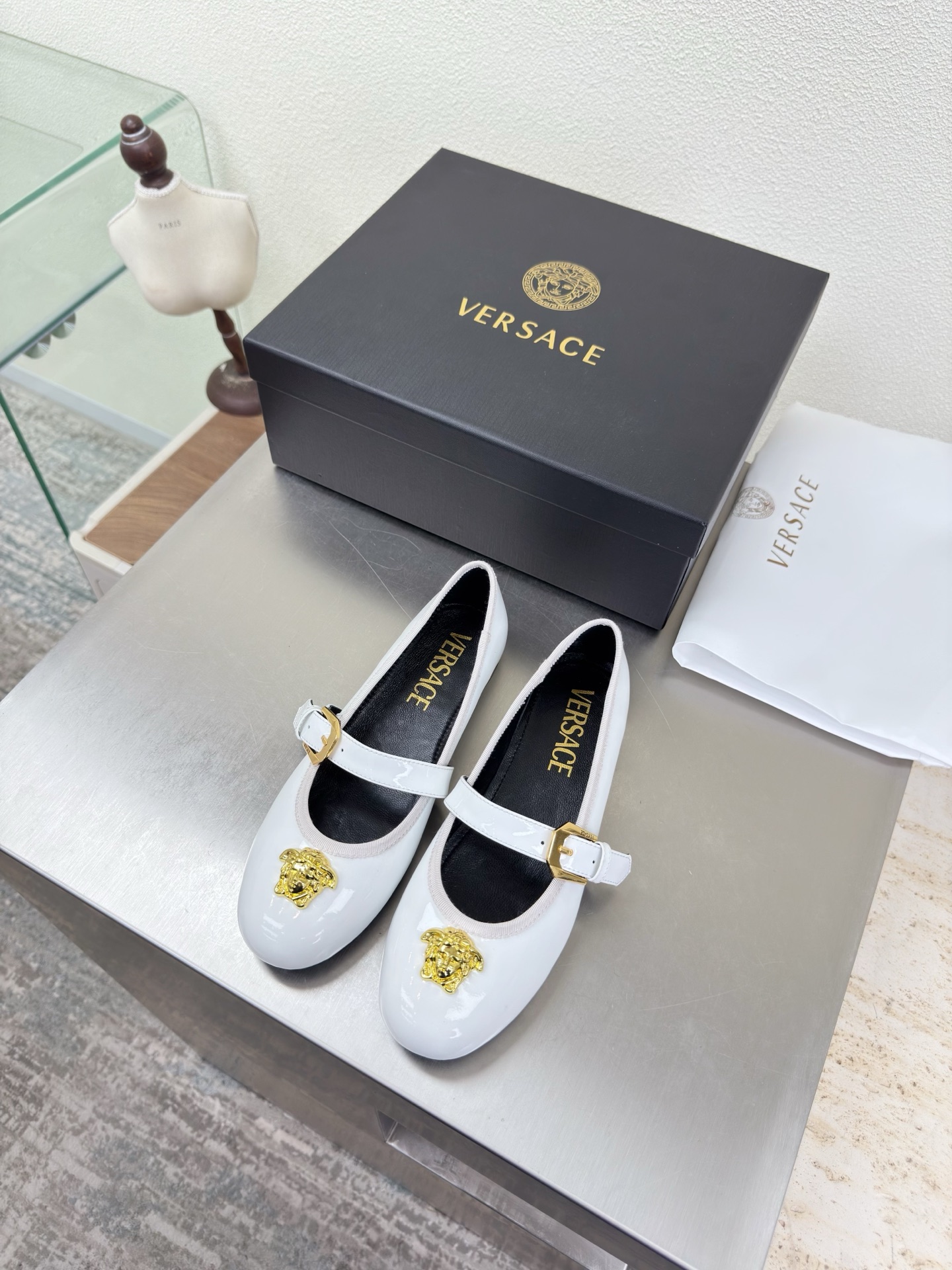 NO:750692,VERSACE Versace Medusa flat round-toe Mary Jane shoes white calf patent leather unique metal toe decoration family brand design elements Medusa metal head fastener fabric made of high-quality calf patent leather lining lambskin Italian genuine leather outsole heel-shaped layered design full of personality original bread sole with protective film perfectly interprets brand factors focus! Exclusive design! Really beautiful simple yet fashionable design  Elegance and fashionable people who can easily grasp the French style really can't live without this kind of shoes. Wall crack recommendation, version to version, stitching technology, exquisite work 35 36 37 38 39 40 41 42 43 (40 41 42 43 customization is not returnable). Equipped with original packaging, single shoes, versace, versace, mary jane, sheepskin, Leather soles19860909VERSACE 范思哲 美杜莎 平底圆头玛丽珍单鞋 白色 小牛漆皮   独特金属鞋头装饰    家族品牌设计元素 美杜莎 金属头像扣件  面料选用优质小牛漆皮  内里 小羊皮  意大利真皮大底  跟型层次感设计 个性十足  大底原版面包底带走保护膜 完美诠释品牌因素    重点!独家设计!  真的太漂亮了简单又不失时髦的设计  轻松拿捏法式的优雅时髦精们真的不能没有这类鞋  墙裂推荐   对版对版  缝线工艺 精工之作  35 36 37 38 39 40 41 42 43（40 41 42 43定制不退换） 配置原版包装,单鞋,versace,versace,mary jane,sheepskin,Leather soles,Women's Shoes