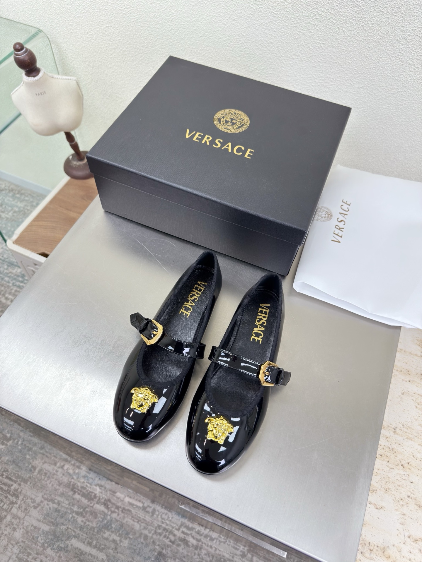 NO:750696,VERSACE Versace Medusa flat round toe Mary Jane shoes black calf patent leather unique metal toe decoration family brand design elements Medusa metal head fastener fabric made of high-quality calf patent leather lining lambskin Italian genuine leather outsole heel layered design full of personality original bread sole with protective film perfectly interprets brand factors focus! Exclusive design! Really beautiful simple yet fashionable design  Elegance and fashionable people who can easily grasp the French style really can't live without this kind of shoes. Wall crack recommendation, version to version, stitching technology, exquisite work 35 36 37 38 39 40 41 42 43 (40 41 42 43 customization is not returnable). Equipped with original packaging, single shoes, versace, versace, mary jane, sheepskin, Leather soles19860909VERSACE 范思哲 美杜莎 平底圆头玛丽珍单鞋 黑色 小牛漆皮   独特金属鞋头装饰    家族品牌设计元素 美杜莎 金属头像扣件  面料选用优质小牛漆皮  内里 小羊皮  意大利真皮大底  跟型层次感设计 个性十足  大底原版面包底带走保护膜 完美诠释品牌因素    重点!独家设计!  真的太漂亮了简单又不失时髦的设计  轻松拿捏法式的优雅时髦精们真的不能没有这类鞋  墙裂推荐   对版对版  缝线工艺 精工之作  35 36 37 38 39 40 41 42 43（40 41 42 43定制不退换） 配置原版包装,单鞋,versace,versace,mary jane,sheepskin,Leather soles,Women's Shoes