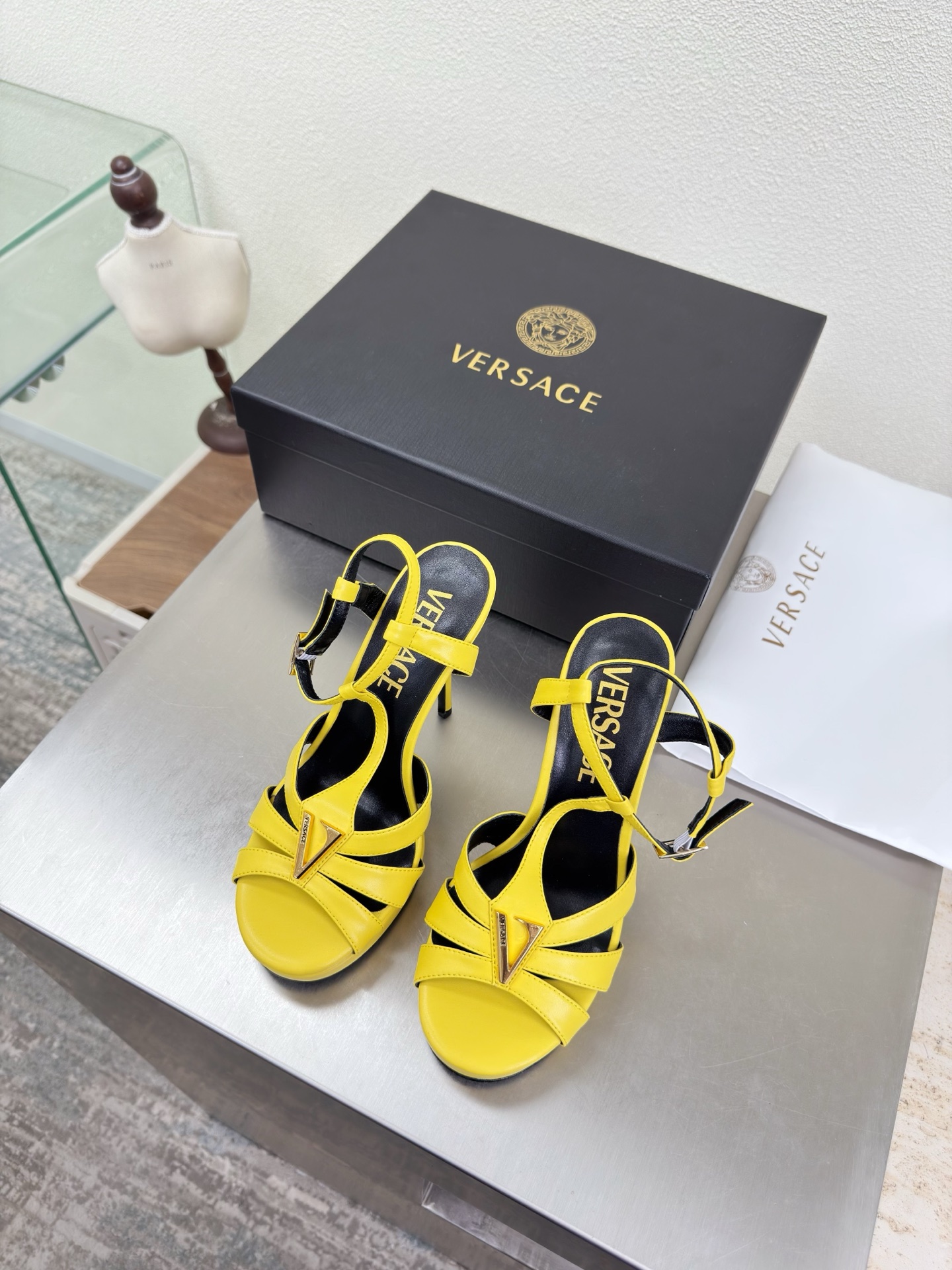 NO:750699,VERSACE Versace Medusa high-heeled water platform sandals lemon yellow calfskin unique metal toe decoration family brand design elements Medusa metal head fasteners fabrics made of high-quality calf lining lambskin Italian genuine leather outsole heel-shaped layered design full of personality original bread sole with protective film perfectly interprets brand factors focus! Exclusive design! Really beautiful simple yet fashionable design  Elegance and fashionable people who can easily grasp the French style really can't live without this kind of shoes. Wall crack recommendation. Version to version. Stitching technology. Seiko work. 35 36 37 38 39 40 41 42 43 (40 41 42 43 customization is not returnable). Equipped with original packaging, high heels and sandals, versace, versace, sandals, high heels, cowhide, sheepskin, Leather soles.19860909VERSACE 范思哲 美杜莎 高跟水台凉鞋 柠檬黄 小牛皮   独特金属鞋头装饰    家族品牌设计元素 美杜莎 金属头像扣件  面料选用优质小牛  内里 小羊皮  意大利真皮大底  跟型层次感设计 个性十足  大底原版面包底带走保护膜 完美诠释品牌因素    重点!独家设计!  真的太漂亮了简单又不失时髦的设计  轻松拿捏法式的优雅时髦精们真的不能没有这类鞋  墙裂推荐   对版对版  缝线工艺 精工之作  35 36 37 38 39 40 41 42 43（40 41 42 43定制不退换） 配置原版包装,高跟鞋凉鞋,versace,versace,sandals,high heels,cowhide,sheepskin,Leather soles,Women's Shoes