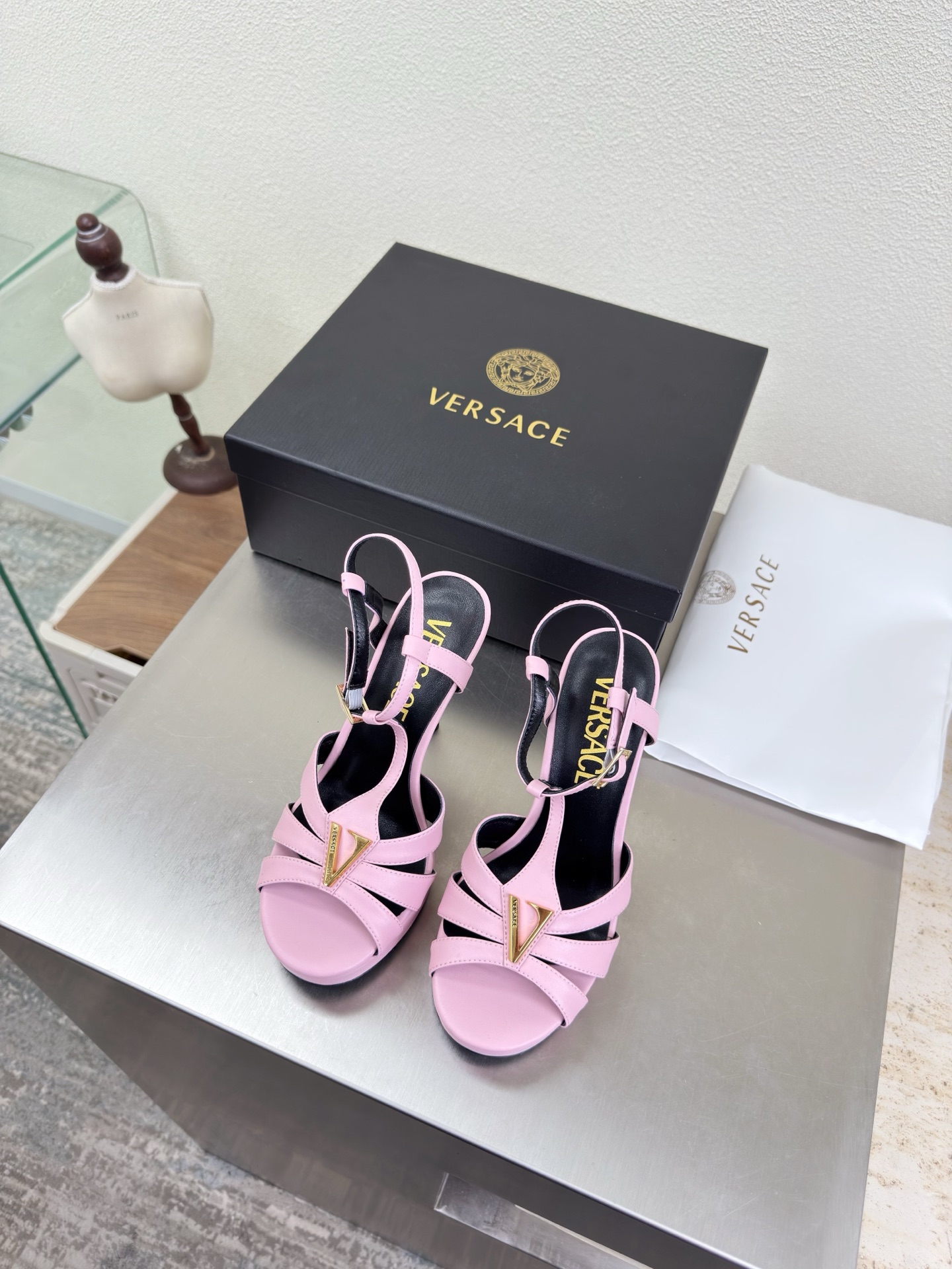 NO:750654,VERSACE Versace Medusa high-heeled water table sandals lemon yellow calfskin unique V-shaped hardware decoration family brand design elements Medusa metal head fasteners fabrics made of high-quality calf lining lambskin Italian leather outsole heel-shaped layered design full of personality original bread sole with protective film perfectly interprets brand factors focus! Exclusive design! Really beautiful simple yet fashionable design  Elegance and fashionable people who can easily grasp the French style really can't live without this kind of shoes. Wall crack recommendation. Version to version. Stitching technology. Seiko work. 35 36 37 38 39 40 41 42 43 (40 41 42 43 customization is not returnable). Equipped with original packaging, high heels and sandals, versace, versace, sandals, high heels, cowhide, sheepskin, Leather soles.19860909VERSACE 范思哲 美杜莎 高跟水台凉鞋 柠檬黄 小牛皮   独特 V 型 五金装饰    家族品牌设计元素 美杜莎 金属头像扣件  面料选用优质小牛  内里 小羊皮  意大利真皮大底  跟型层次感设计 个性十足  大底原版面包底带走保护膜 完美诠释品牌因素    重点!独家设计!  真的太漂亮了简单又不失时髦的设计  轻松拿捏法式的优雅时髦精们真的不能没有这类鞋  墙裂推荐   对版对版  缝线工艺 精工之作  35 36 37 38 39 40 41 42 43（40 41 42 43定制不退换） 配置原版包装,高跟鞋凉鞋,versace,versace,sandals,high heels,cowhide,sheepskin,Leather soles,Women's Shoes