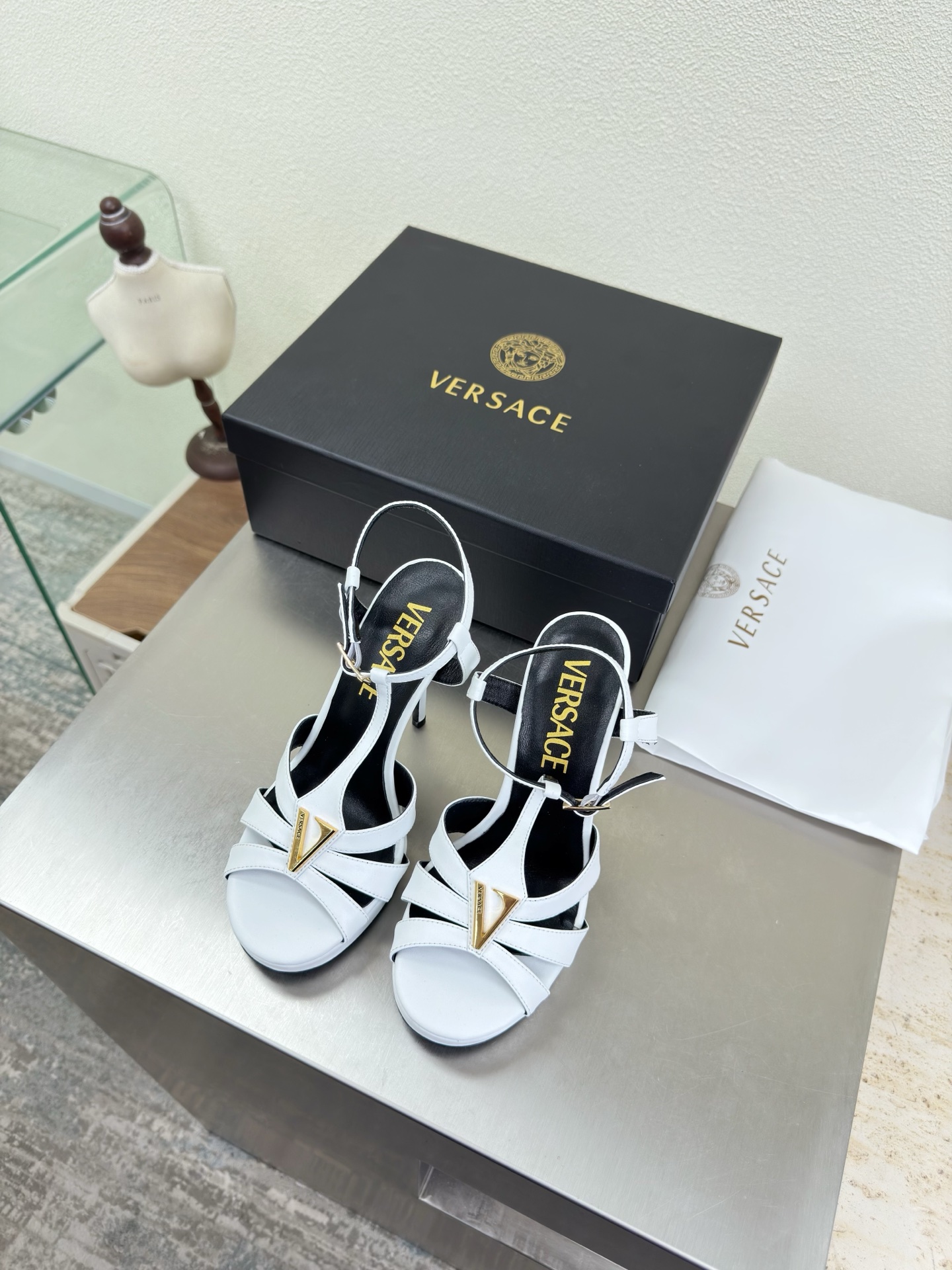 NO:750660,VERSACE Versace Medusa high-heeled water platform sandals white calfskin unique V-shaped hardware decoration family brand design elements Medusa metal head fasteners fabrics made of high-quality calf lining lambskin Italian genuine leather outsole heel-shaped layered design full of personality original bread sole with protective film perfectly interprets brand factors focus! Exclusive design! Really beautiful simple yet fashionable design  Elegance and fashionable people who can easily grasp the French style really can't live without this kind of shoes. Wall crack recommendation. Version to version. Stitching technology. Seiko work. 35 36 37 38 39 40 41 42 43 (40 41 42 43 customization is not returnable). Equipped with original packaging, high heels and sandals, versace, versace, sandals, high heels, cowhide, sheepskin, Leather soles.19860909VERSACE 范思哲 美杜莎 高跟水台凉鞋 白色小牛皮   独特 V 型 五金装饰    家族品牌设计元素 美杜莎 金属头像扣件  面料选用优质小牛  内里 小羊皮  意大利真皮大底  跟型层次感设计 个性十足  大底原版面包底带走保护膜 完美诠释品牌因素    重点!独家设计!  真的太漂亮了简单又不失时髦的设计  轻松拿捏法式的优雅时髦精们真的不能没有这类鞋  墙裂推荐   对版对版  缝线工艺 精工之作  35 36 37 38 39 40 41 42 43（40 41 42 43定制不退换） 配置原版包装,高跟鞋凉鞋,versace,versace,sandals,high heels,cowhide,sheepskin,Leather soles,Women's Shoes