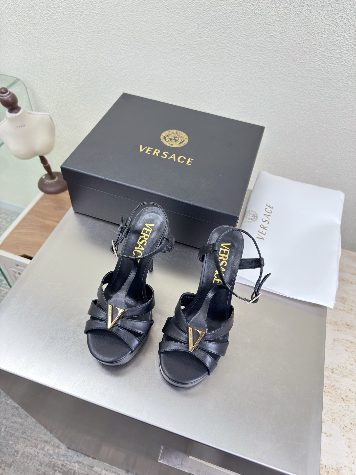 NO:750672,VERSACE Versace Medusa high-heeled water platform sandals black calfskin unique V-shaped hardware decoration family brand design elements Medusa metal head fasteners fabrics made of high-quality calf lining lambskin Italian genuine leather outsole heel-shaped layered design full of personality original bread sole with protective film perfectly interprets brand factors focus! Exclusive design! Really beautiful simple yet fashionable design  Elegance and fashionable people who can easily grasp the French style really can't live without this kind of shoes. Wall crack recommendation. Version to version. Stitching technology. Seiko work. 35 36 37 38 39 40 41 42 43 (40 41 42 43 customization is not returnable). Equipped with original packaging, high heels and sandals, versace, versace, sandals, high heels, cowhide, sheepskin, Leather soles.19860909VERSACE 范思哲 美杜莎 高跟水台凉鞋 黑色 小牛皮   独特 V 型 五金装饰    家族品牌设计元素 美杜莎 金属头像扣件  面料选用优质小牛  内里 小羊皮  意大利真皮大底  跟型层次感设计 个性十足  大底原版面包底带走保护膜 完美诠释品牌因素    重点!独家设计!  真的太漂亮了简单又不失时髦的设计  轻松拿捏法式的优雅时髦精们真的不能没有这类鞋  墙裂推荐   对版对版  缝线工艺 精工之作  35 36 37 38 39 40 41 42 43（40 41 42 43定制不退换） 配置原版包装,高跟鞋凉鞋,versace,versace,sandals,high heels,cowhide,sheepskin,Leather soles,Women's Shoes