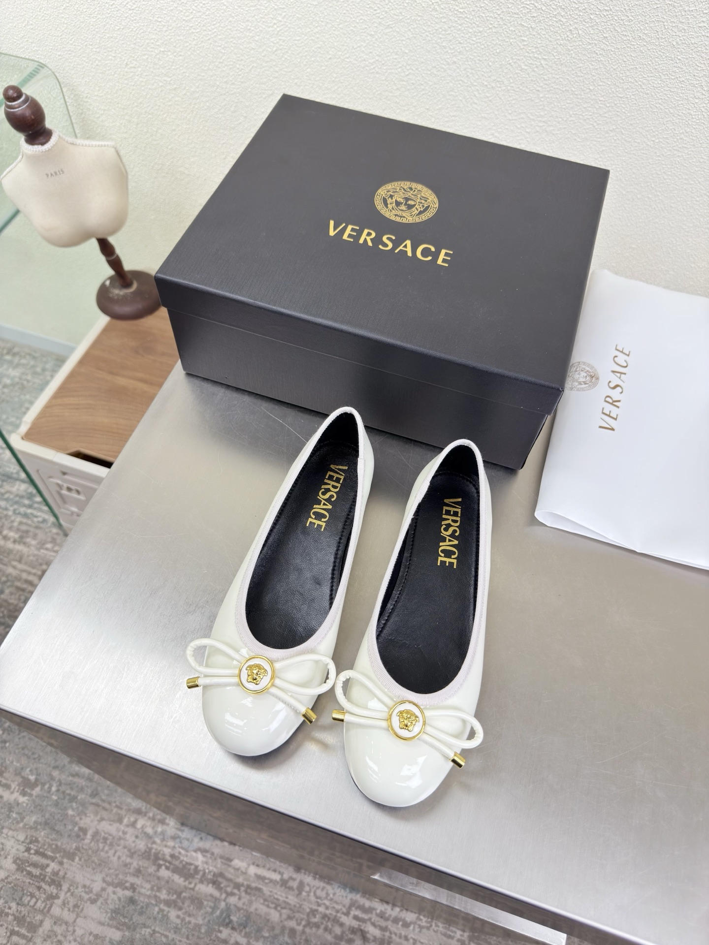 NO:750683,VERSACE Versace Medusa flat butterfly buckle shoes white calf patent leather unique hardware decoration family brand design elements Medusa metal head fastener fabric made of high-quality calf patent leather lining lambskin Italian genuine leather outsole heel-shaped layered design full of personality original bread sole with protective film perfectly interprets brand factors focus! Exclusive design! Really beautiful simple yet fashionable design  Elegance and fashionable people who can easily grasp the French style really can't live without this kind of shoes. Wall crack recommendation, version to version, stitching technology, exquisite work 35 36 37 38 39 40 41 42 43 (40 41 42 43 customization is not returnable). Equipped with original packaging, single shoes, versace, versace, sheepskin, Leather soles19860909VERSACE 范思哲 美杜莎 平底蝴蝶扣单鞋 白色 小牛漆皮   独特五金装饰    家族品牌设计元素 美杜莎 金属头像扣件  面料选用优质小牛漆皮  内里 小羊皮  意大利真皮大底  跟型层次感设计 个性十足  大底原版面包底带走保护膜 完美诠释品牌因素    重点!独家设计!  真的太漂亮了简单又不失时髦的设计  轻松拿捏法式的优雅时髦精们真的不能没有这类鞋  墙裂推荐   对版对版  缝线工艺 精工之作  35 36 37 38 39 40 41 42 43（40 41 42 43定制不退换） 配置原版包装,单鞋,versace,versace,sheepskin,Leather soles,Women's Shoes