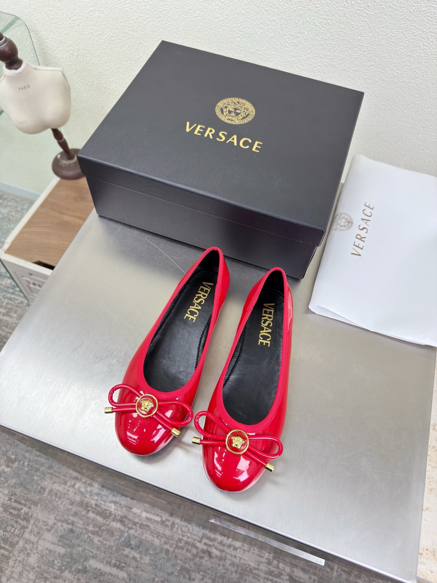 NO:750687,VERSACE Versace Medusa flat butterfly buckle shoes red calf patent leather unique hardware decoration family brand design elements Medusa metal head fastener fabric made of high-quality calf patent leather lining lambskin Italian genuine leather outsole heel-shaped layered design full of personality original bread sole with protective film perfectly interprets brand factors focus! Exclusive design! Really beautiful simple yet fashionable design  Elegance and fashionable people who can easily grasp the French style really can't live without this kind of shoes. Wall crack recommendation, version to version, stitching technology, exquisite work 35 36 37 38 39 40 41 42 43 (40 41 42 43 customization is not returnable). Equipped with original packaging, single shoes, versace, versace, sheepskin, Leather soles19860909VERSACE 范思哲 美杜莎 平底蝴蝶扣单鞋 红色 小牛漆皮   独特五金装饰    家族品牌设计元素 美杜莎 金属头像扣件  面料选用优质小牛漆皮  内里 小羊皮  意大利真皮大底  跟型层次感设计 个性十足  大底原版面包底带走保护膜 完美诠释品牌因素    重点!独家设计!  真的太漂亮了简单又不失时髦的设计  轻松拿捏法式的优雅时髦精们真的不能没有这类鞋  墙裂推荐   对版对版  缝线工艺 精工之作  35 36 37 38 39 40 41 42 43（40 41 42 43定制不退换） 配置原版包装,单鞋,versace,versace,sheepskin,Leather soles,Women's Shoes