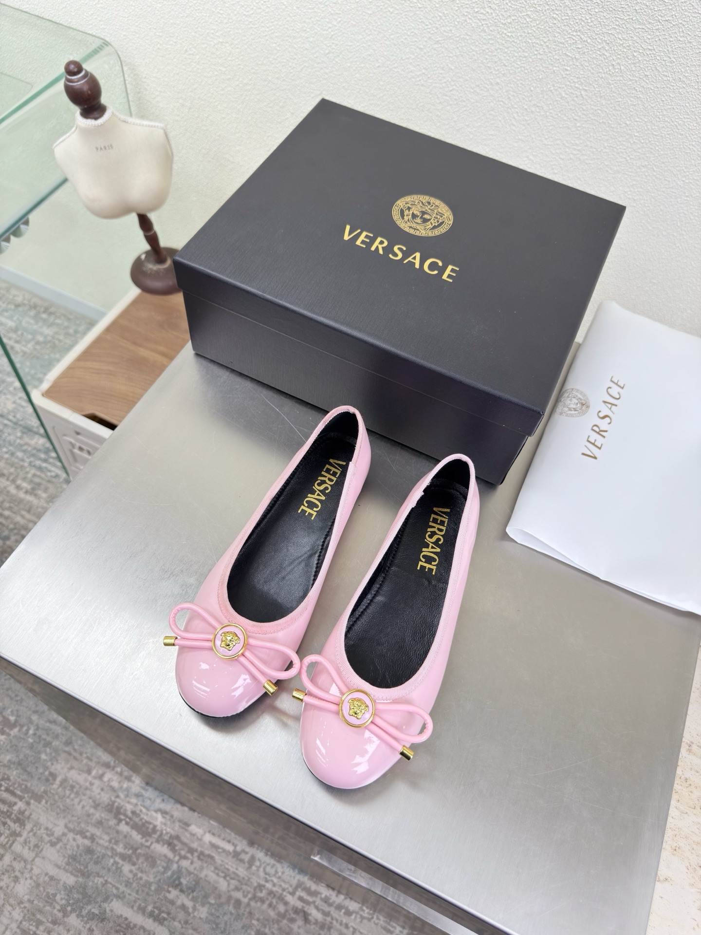 NO:750695,VERSACE Versace Medusa flat butterfly buckle shoes pink calf patent leather unique hardware decoration family brand design elements Medusa metal head fastener fabric made of high-quality calf patent leather lining lambskin Italian genuine leather outsole heel-shaped layered design full of personality original bread sole with protective film perfectly interprets brand factors focus! Exclusive design! Really beautiful simple yet fashionable design  Elegance and fashionable people who can easily grasp the French style really can't live without this kind of shoes. Wall crack recommendation, version to version, stitching technology, exquisite work 35 36 37 38 39 40 41 42 43 (40 41 42 43 customization is not returnable). Equipped with original packaging, single shoes, versace, versace, sheepskin, Leather soles19860909VERSACE 范思哲 美杜莎 平底蝴蝶扣单鞋 粉色 小牛漆皮   独特五金装饰    家族品牌设计元素 美杜莎 金属头像扣件  面料选用优质小牛漆皮  内里 小羊皮  意大利真皮大底  跟型层次感设计 个性十足  大底原版面包底带走保护膜 完美诠释品牌因素    重点!独家设计!  真的太漂亮了简单又不失时髦的设计  轻松拿捏法式的优雅时髦精们真的不能没有这类鞋  墙裂推荐   对版对版  缝线工艺 精工之作  35 36 37 38 39 40 41 42 43（40 41 42 43定制不退换） 配置原版包装,单鞋,versace,versace,sheepskin,Leather soles,Women's Shoes