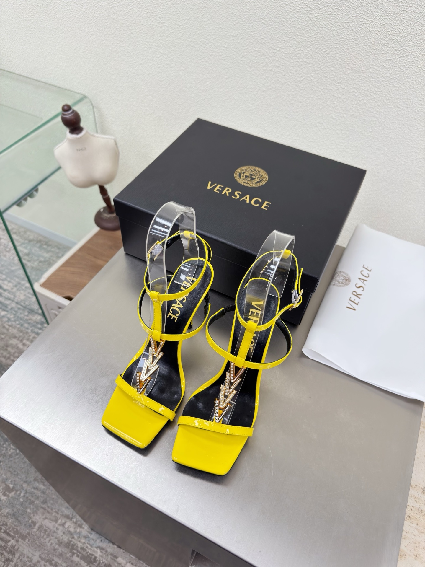 NO:750665,VERSACE Versace Medusa square toe diamond buckle sandals lemon yellow calf patent leather unique hardware decoration family brand design elements Medusa metal head fastener fabric made of high quality calf patent leather lining lambskin Italian genuine leather outsole heel-shaped layered design full of personality original outsole with protective film perfectly interprets brand factors focus! Exclusive design! Really beautiful simple yet fashionable design  Elegance and fashionable people who can easily grasp the French style really can't live without this kind of shoes. Wall crack recommendation, version to version, stitching technology, exquisite work 35 36 37 38 39 40 41 42 43 (40 41 42 43 customized, non-returnable). Equipped with original packaging, high heels and sandals, versace, versace, sandals, high heels, sheepskin, Leather soles19860909VERSACE 范思哲 美杜莎 方头钻扣 凉鞋 柠檬黄 小牛漆皮   独特五金装饰    家族品牌设计元素 美杜莎 金属头像扣件  面料选用优质小牛漆皮  内里 小羊皮  意大利真皮大底  跟型层次感设计 个性十足  大底原版面包底带走保护膜 完美诠释品牌因素    重点!独家设计!  真的太漂亮了简单又不失时髦的设计  轻松拿捏法式的优雅时髦精们真的不能没有这类鞋  墙裂推荐   对版对版  缝线工艺 精工之作  35 36 37 38 39 40 41 42 43（40 41 42 43定制不退换） 配置原版包装,高跟鞋凉鞋,versace,versace,sandals,high heels,sheepskin,Leather soles,Women's Shoes