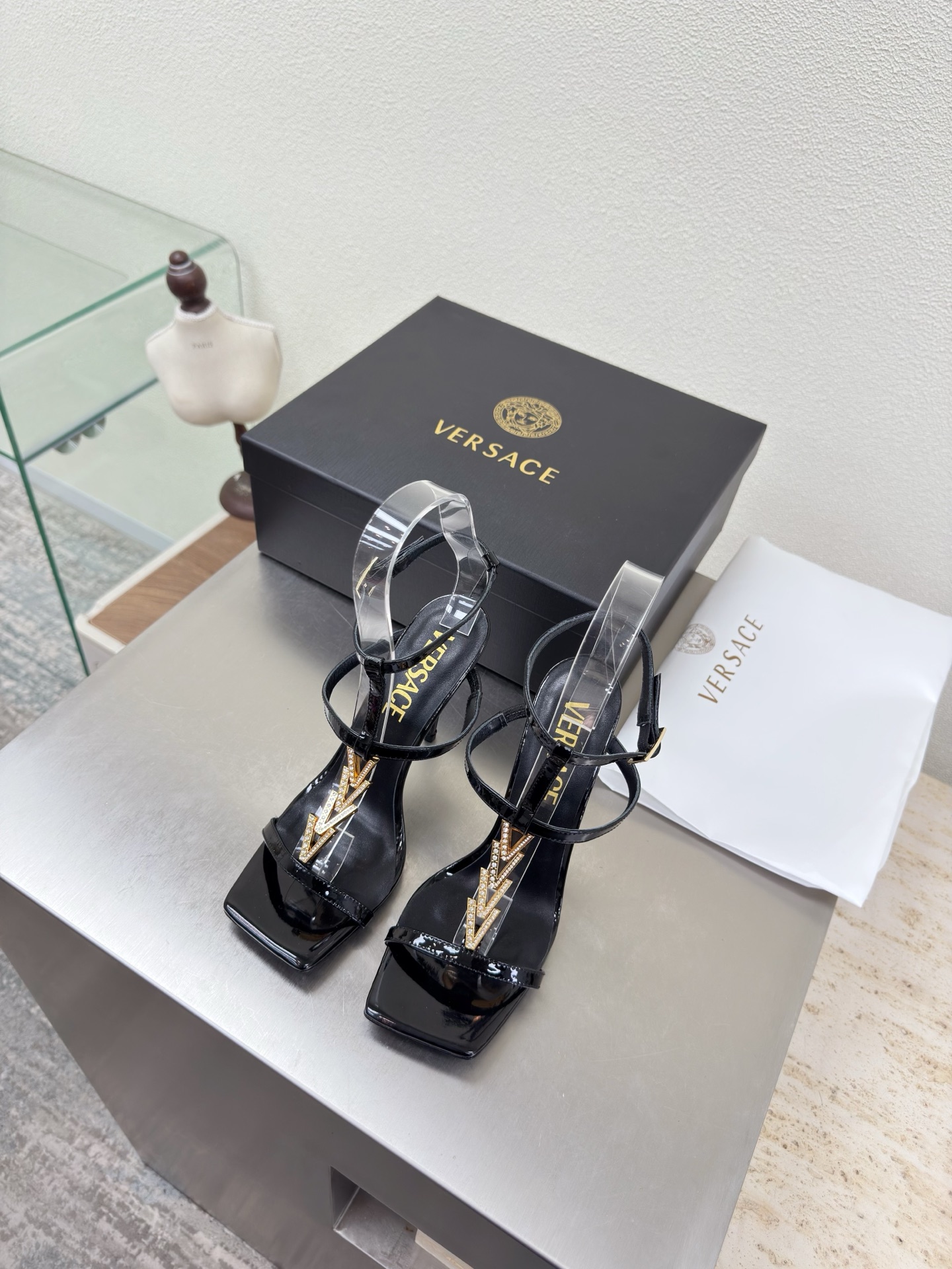 NO:750677,VERSACE Versace Medusa square toe diamond buckle sandals black calf patent leather unique hardware decoration family brand design elements Medusa metal head fastener fabric made of high quality calf patent leather lining lambskin Italian genuine leather outsole heel-shaped layered design full of personality original outsole with protective film perfectly interprets brand factors focus! Exclusive design! Really beautiful simple yet fashionable design  Elegance and fashionable people who can easily grasp the French style really can't live without this kind of shoes. Wall crack recommendation, version to version, stitching technology, exquisite work 35 36 37 38 39 40 41 42 43 (40 41 42 43 customized, non-returnable). Equipped with original packaging, high heels and sandals, versace, versace, sandals, high heels, sheepskin, Leather soles19860909VERSACE 范思哲 美杜莎 方头钻扣 凉鞋 黑色 小牛漆皮   独特五金装饰    家族品牌设计元素 美杜莎 金属头像扣件  面料选用优质小牛漆皮  内里 小羊皮  意大利真皮大底  跟型层次感设计 个性十足  大底原版面包底带走保护膜 完美诠释品牌因素    重点!独家设计!  真的太漂亮了简单又不失时髦的设计  轻松拿捏法式的优雅时髦精们真的不能没有这类鞋  墙裂推荐   对版对版  缝线工艺 精工之作  35 36 37 38 39 40 41 42 43（40 41 42 43定制不退换） 配置原版包装,高跟鞋凉鞋,versace,versace,sandals,high heels,sheepskin,Leather soles,Women's Shoes