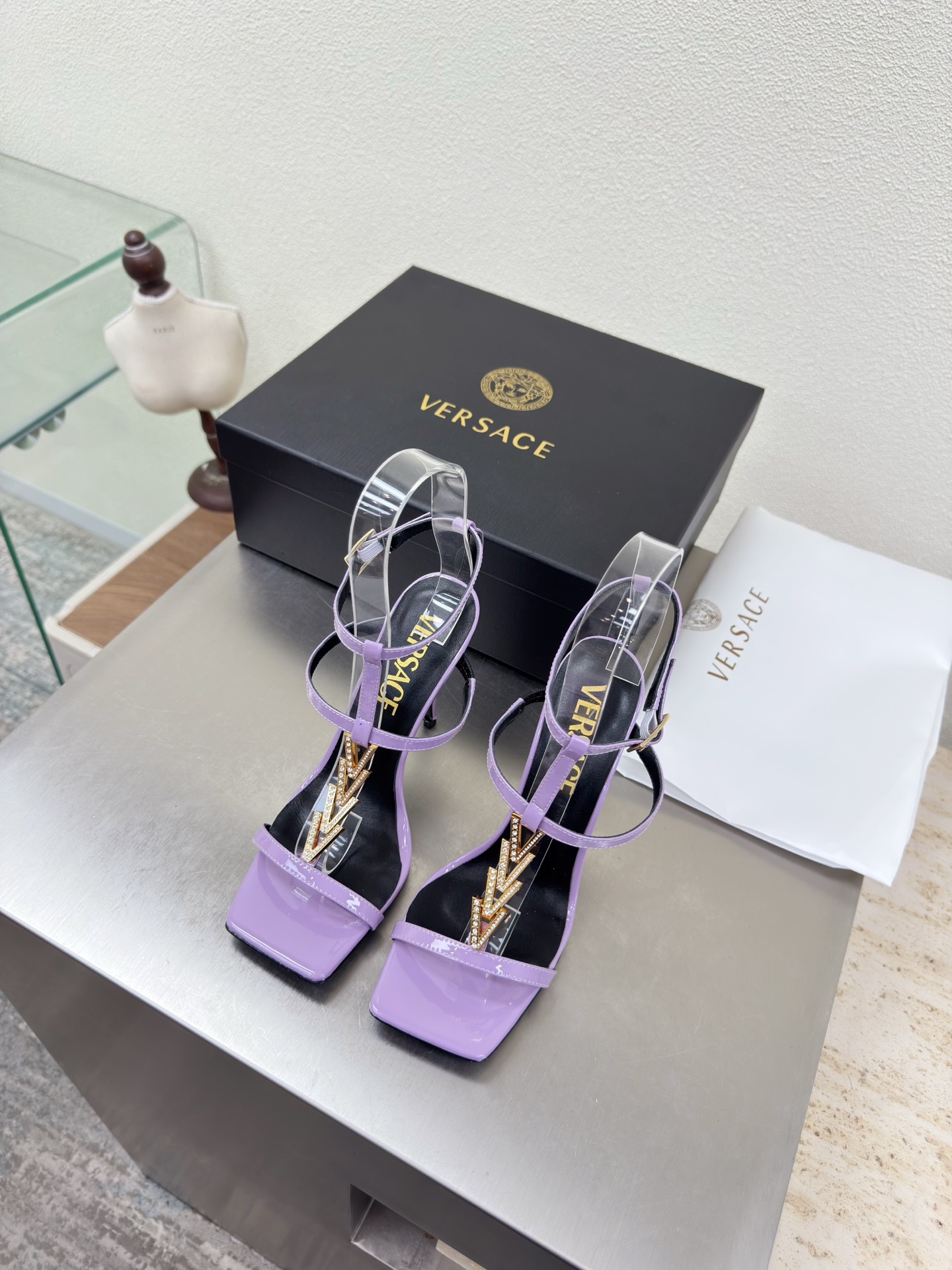 NO:750671,VERSACE Versace Medusa Square toe diamond buckle Sandals Purple calf patent leather Unique hardware decoration Family brand design elements Medusa Metal head fastener Fabric made of high-quality calf patent leather Lining Lambskin Italian leather outsole Heel-shaped layered design Full of personality The original bread sole takes away the protective film Perfect interpretation of brand factors Focus! Exclusive design! Really beautiful Simple yet fashionable design  Elegance and fashionable people who can easily grasp the French style really can't live without this kind of shoes. Wall crack recommendation, version to version, stitching technology, exquisite work 35 36 37 38 39 40 41 42 43 (40 41 42 43 customized, non-returnable). Equipped with original packaging, high heels and sandals, versace, versace, sandals, high heels, sheepskin, Leather soles19860909VERSACE 范思哲 美杜莎 方头钻扣 凉鞋 紫色小牛漆皮   独特五金装饰    家族品牌设计元素 美杜莎 金属头像扣件  面料选用优质小牛漆皮  内里 小羊皮  意大利真皮大底  跟型层次感设计 个性十足  大底原版面包底带走保护膜 完美诠释品牌因素    重点!独家设计!  真的太漂亮了简单又不失时髦的设计  轻松拿捏法式的优雅时髦精们真的不能没有这类鞋  墙裂推荐   对版对版  缝线工艺 精工之作  35 36 37 38 39 40 41 42 43（40 41 42 43定制不退换） 配置原版包装,高跟鞋凉鞋,versace,versace,sandals,high heels,sheepskin,Leather soles,Women's Shoes