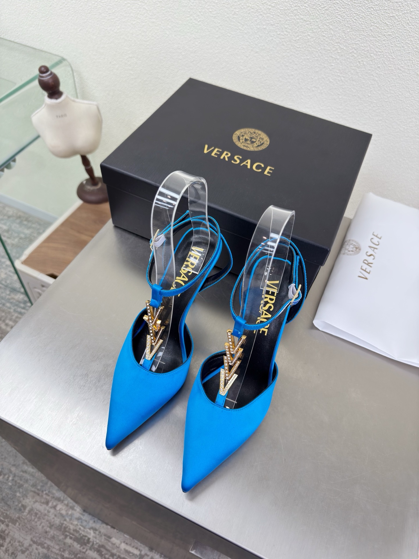 NO:750820,VERSACE Versace V-shaped diamond buckle high-heeled pointed toe back shoes blue silk cloth unique hardware decoration family brand design elements Medusa metal head fasteners fabrics made of high-quality silk cloth lining lambskin Italian genuine leather outsole heel-shaped layered design full of personality original bread sole with protective film perfectly interprets brand factors focus! Exclusive design! Really beautiful simple yet fashionable design  Elegance and fashionable people who can easily grasp the French style really can't live without this kind of shoes. Wall crack recommendation, version to version, stitching technology, exquisite work 35 36 37 38 39 40 41 42 43 (40 41 42 43 customized, non-returnable). Equipped with original packaging, high heels and sandals, versace, versace, sandals, high heels, sheepskin, real silk, Leather soles19860909VERSACE 范思哲 V 型钻扣 高跟尖头后空鞋 蓝色 真丝布   独特五金装饰    家族品牌设计元素 美杜莎 金属头像扣件  面料选用优质真丝布  内里 小羊皮  意大利真皮大底  跟型层次感设计 个性十足  大底原版面包底带走保护膜 完美诠释品牌因素    重点!独家设计!  真的太漂亮了简单又不失时髦的设计  轻松拿捏法式的优雅时髦精们真的不能没有这类鞋  墙裂推荐   对版对版  缝线工艺 精工之作  35 36 37 38 39 40 41 42 43（40 41 42 43定制不退换） 配置原版包装,高跟鞋凉鞋,versace,versace,sandals,high heels,sheepskin,real silk,Leather soles,Women's Shoes