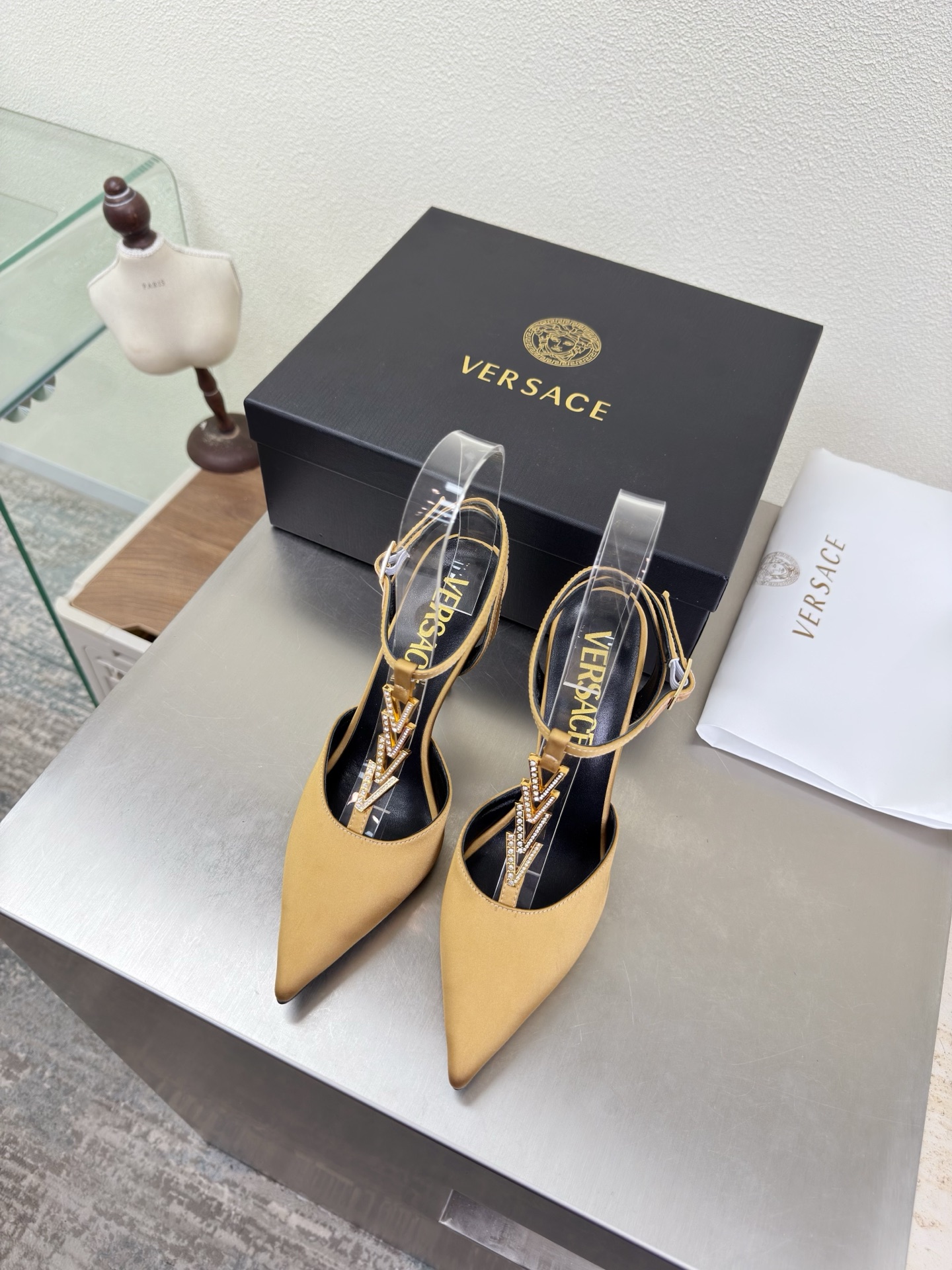 NO:750771,VERSACE Versace V-shaped diamond buckle high-heeled pointed toe back shoes apricot silk cloth unique hardware decoration family brand design elements Medusa metal head fasteners fabrics made of high-quality silk cloth lining lambskin Italian genuine leather outsole heel-shaped layered design full of personality original bread sole with protective film perfectly interprets brand factors focus! Exclusive design! Really beautiful simple yet fashionable design  Elegance and fashionable people who can easily grasp the French style really can't live without this kind of shoes. Wall crack recommendation, version to version, stitching technology, exquisite work 35 36 37 38 39 40 41 42 43 (40 41 42 43 customized, non-returnable). Equipped with original packaging, high heels and sandals, versace, versace, sandals, high heels, sheepskin, real silk, Leather soles19860909VERSACE 范思哲 V 型钻扣 高跟尖头后空鞋 杏色 真丝布   独特五金装饰    家族品牌设计元素 美杜莎 金属头像扣件  面料选用优质真丝布  内里 小羊皮  意大利真皮大底  跟型层次感设计 个性十足  大底原版面包底带走保护膜 完美诠释品牌因素    重点!独家设计!  真的太漂亮了简单又不失时髦的设计  轻松拿捏法式的优雅时髦精们真的不能没有这类鞋  墙裂推荐   对版对版  缝线工艺 精工之作  35 36 37 38 39 40 41 42 43（40 41 42 43定制不退换） 配置原版包装,高跟鞋凉鞋,versace,versace,sandals,high heels,sheepskin,real silk,Leather soles,Women's Shoes