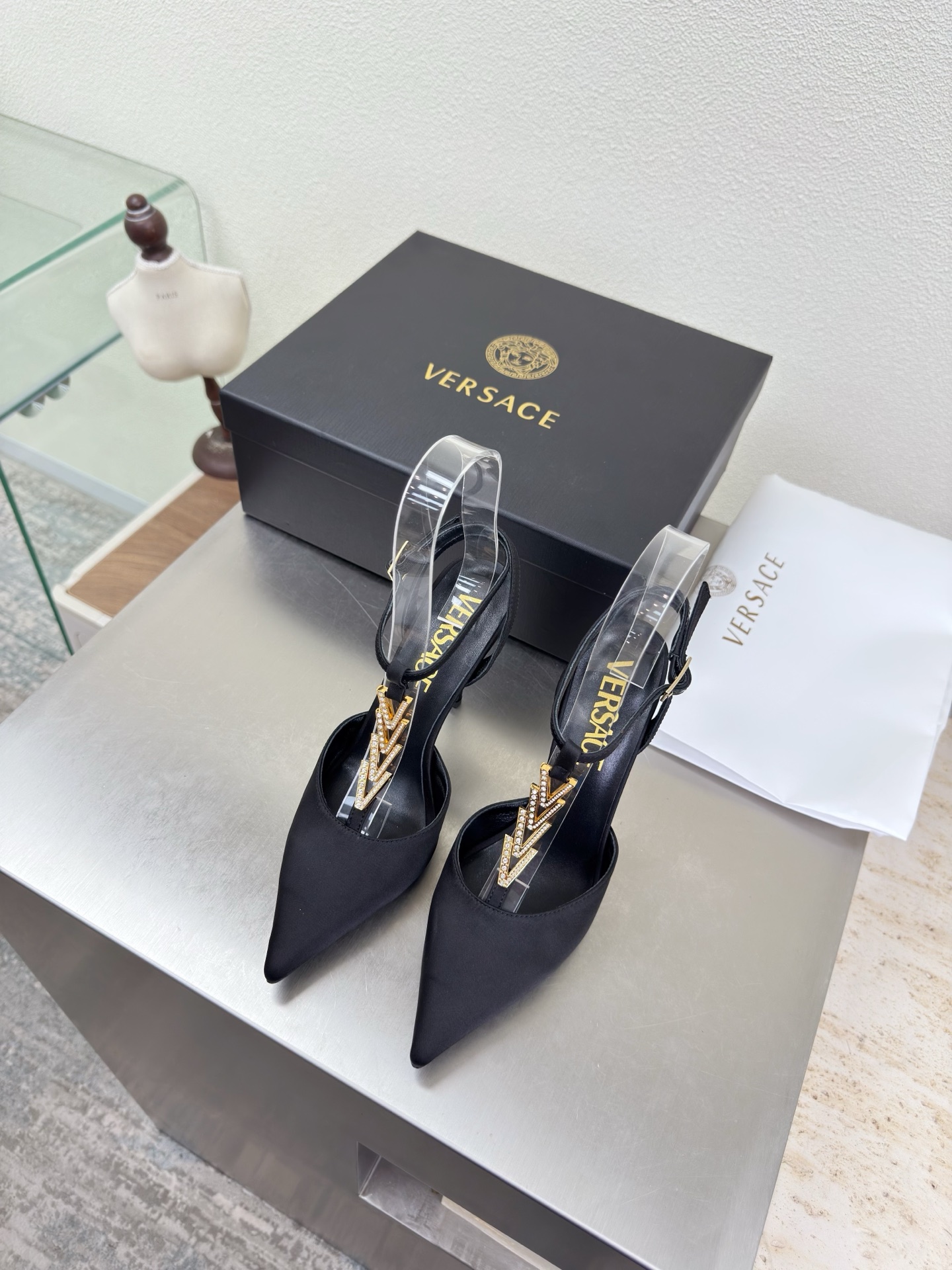 NO:750777,VERSACE Versace V-shaped diamond buckle high-heeled pointed toe back shoes black silk cloth unique hardware decoration family brand design elements Medusa metal head fasteners fabrics made of high-quality silk cloth lining lambskin Italian genuine leather outsole heel-shaped layered design full of personality original bread sole with protective film perfectly interprets brand factors focus! Exclusive design! Really beautiful simple yet fashionable design  Elegance and fashionable people who can easily grasp the French style really can't live without this kind of shoes. Wall crack recommendation, version to version, stitching technology, exquisite work 35 36 37 38 39 40 41 42 43 (40 41 42 43 customized, non-returnable). Equipped with original packaging, high heels and sandals, versace, versace, sandals, high heels, sheepskin, real silk, Leather soles19860909VERSACE 范思哲 V 型钻扣 高跟尖头后空鞋 黑色 真丝布   独特五金装饰    家族品牌设计元素 美杜莎 金属头像扣件  面料选用优质真丝布  内里 小羊皮  意大利真皮大底  跟型层次感设计 个性十足  大底原版面包底带走保护膜 完美诠释品牌因素    重点!独家设计!  真的太漂亮了简单又不失时髦的设计  轻松拿捏法式的优雅时髦精们真的不能没有这类鞋  墙裂推荐   对版对版  缝线工艺 精工之作  35 36 37 38 39 40 41 42 43（40 41 42 43定制不退换） 配置原版包装,高跟鞋凉鞋,versace,versace,sandals,high heels,sheepskin,real silk,Leather soles,Women's Shoes