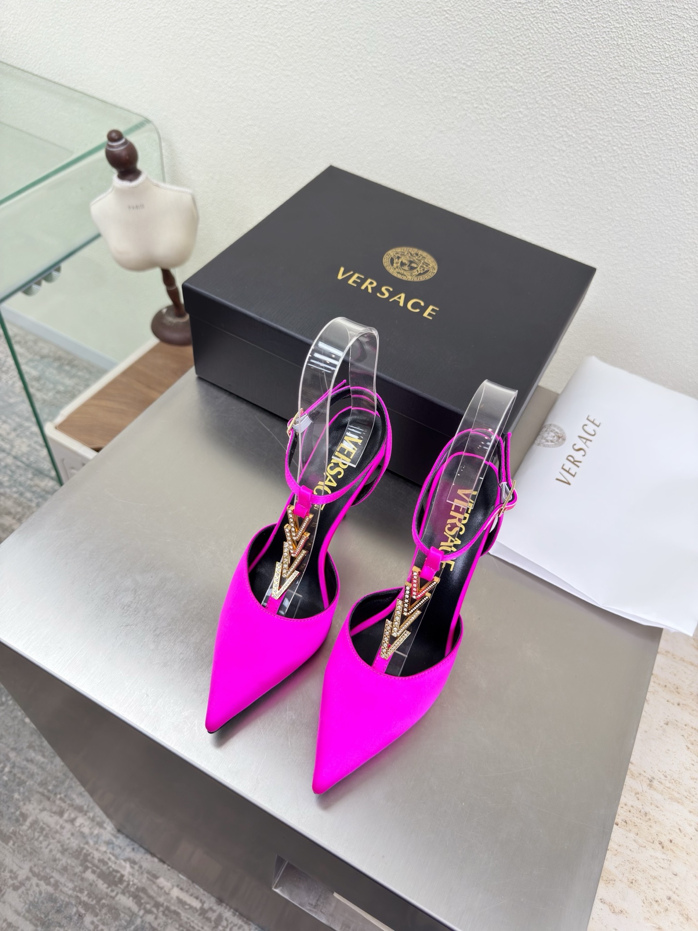 NO:750783,VERSACE Versace V-shaped diamond buckle High-heeled pointy toe back shoes Rose red silk cloth Unique hardware decoration Family brand design elements Medusa Metal head fasteners The fabric is made of high-quality silk cloth Lining Lambskin Italian leather outsole Heel-shaped layered design Full of personality The original bread sole takes away the protective film Perfect interpretation of brand factors Focus! Exclusive design! Really beautiful Simple yet fashionable design  Elegance and fashionable people who can easily grasp the French style really can't live without this kind of shoes. Wall crack recommendation, version to version, stitching technology, exquisite work 35 36 37 38 39 40 41 42 43 (40 41 42 43 customized, non-returnable). Equipped with original packaging, high heels and sandals, versace, versace, sandals, high heels, sheepskin, real silk, Leather soles19860909VERSACE 范思哲 V 型钻扣 高跟尖头后空鞋 玫红 真丝布   独特五金装饰    家族品牌设计元素 美杜莎 金属头像扣件  面料选用优质真丝布  内里 小羊皮  意大利真皮大底  跟型层次感设计 个性十足  大底原版面包底带走保护膜 完美诠释品牌因素    重点!独家设计!  真的太漂亮了简单又不失时髦的设计  轻松拿捏法式的优雅时髦精们真的不能没有这类鞋  墙裂推荐   对版对版  缝线工艺 精工之作  35 36 37 38 39 40 41 42 43（40 41 42 43定制不退换） 配置原版包装,高跟鞋凉鞋,versace,versace,sandals,high heels,sheepskin,real silk,Leather soles,Women's Shoes