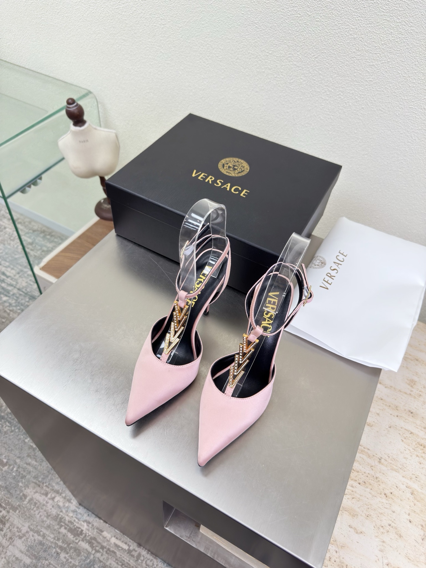 NO:750789,VERSACE Versace V-shaped diamond buckle High-heeled pointed toe back shoes Pink silk cloth Unique hardware decoration Family brand design elements Medusa Metal head fastener Fabric made of high-quality silk cloth Lining Lambskin Italian genuine leather outsole Heel-shaped layered design Full of personality The original bread sole takes away the protective film Perfect interpretation of brand factors Focus! Exclusive design! Really beautiful simple yet fashionable design  Elegance and fashionable people who can easily grasp the French style really can't live without this kind of shoes. Wall crack recommendation, version to version, stitching technology, exquisite work 35 36 37 38 39 40 41 42 43 (40 41 42 43 customized, non-returnable). Equipped with original packaging, high heels and sandals, versace, versace, sandals, high heels, sheepskin, real silk, Leather soles19860909VERSACE 范思哲 V 型钻扣 高跟尖头后空鞋 粉色真丝布   独特五金装饰    家族品牌设计元素 美杜莎 金属头像扣件  面料选用优质真丝布  内里 小羊皮  意大利真皮大底  跟型层次感设计 个性十足  大底原版面包底带走保护膜 完美诠释品牌因素    重点!独家设计!  真的太漂亮了简单又不失时髦的设计  轻松拿捏法式的优雅时髦精们真的不能没有这类鞋  墙裂推荐   对版对版  缝线工艺 精工之作  35 36 37 38 39 40 41 42 43（40 41 42 43定制不退换） 配置原版包装,高跟鞋凉鞋,versace,versace,sandals,high heels,sheepskin,real silk,Leather soles,Women's Shoes