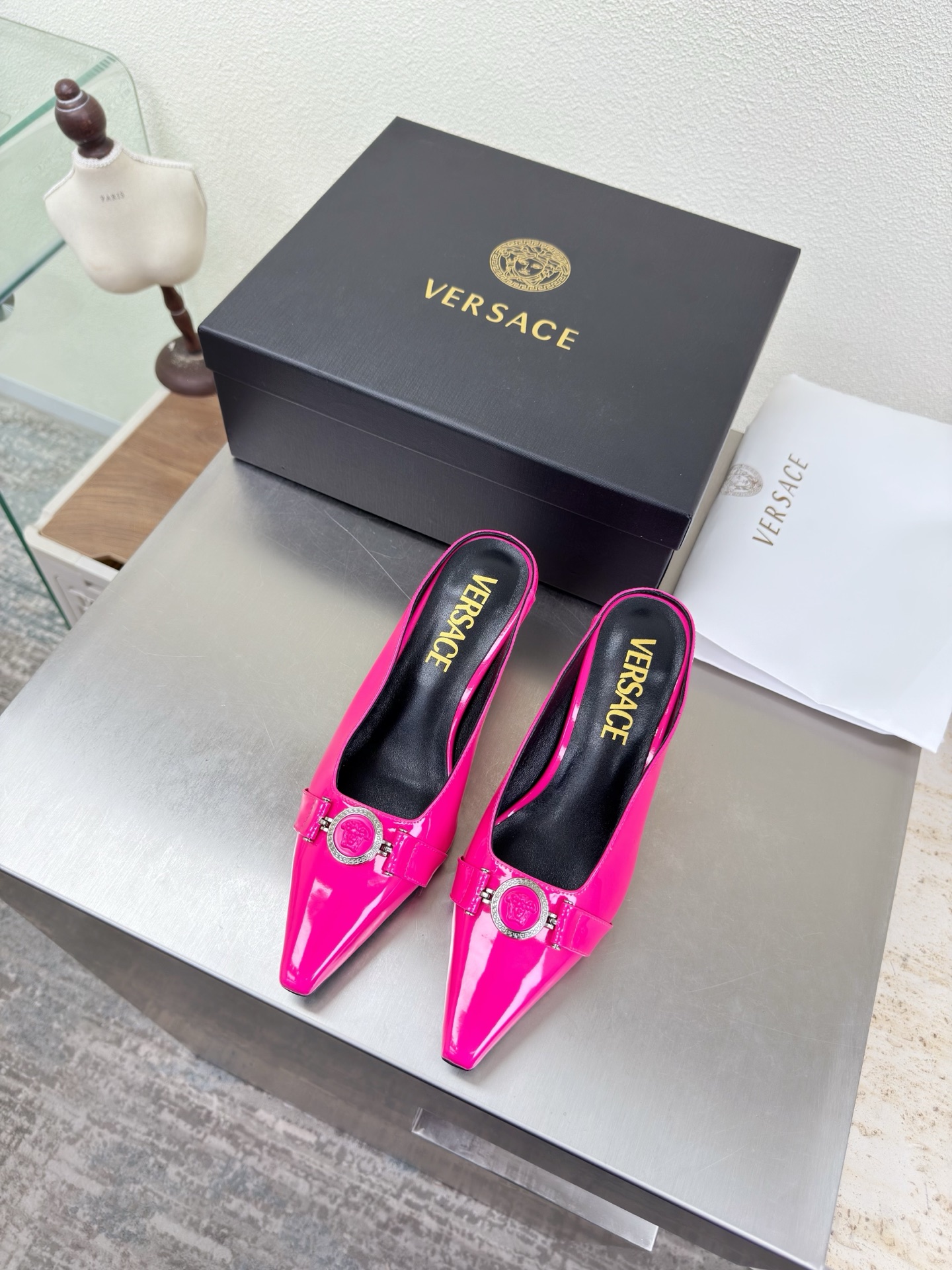 NO:750794,VERSACE Versace medium heel small square toe deep slippers rose red calf patent leather unique hardware decoration family brand design elements Medusa metal head fastener fabric calf patent leather lining lambskin Italian genuine leather outsole heel layered design full of personality original bread sole with protective film perfectly interprets the brand factors focus! Exclusive design! Really beautiful simple yet fashionable design  Elegance and fashionable people who can easily grasp the French style really can't live without this kind of shoes. Wall crack recommendation, version to version, stitching technology, exquisite work 35 36 37 38 39 40 41 42 43 (40 41 42 43 customization is not returnable). Equipped with original packaging, half drag, versace, versace, slippers, sheepskin, Leather soles19860909VERSACE 范思哲 中跟小方头深口拖鞋 玫红色小牛漆皮   独特五金装饰    家族品牌设计元素 美杜莎 金属头像扣件  面料 小牛漆皮  内里 小羊皮  意大利真皮大底  跟型层次感设计 个性十足  大底原版面包底带走保护膜 完美诠释品牌因素    重点!独家设计!  真的太漂亮了简单又不失时髦的设计  轻松拿捏法式的优雅时髦精们真的不能没有这类鞋  墙裂推荐   对版对版  缝线工艺 精工之作  35 36 37 38 39 40 41 42 43（40 41 42 43定制不退换） 配置原版包装,半拖,versace,versace,slippers,sheepskin,Leather soles,Women's Shoes