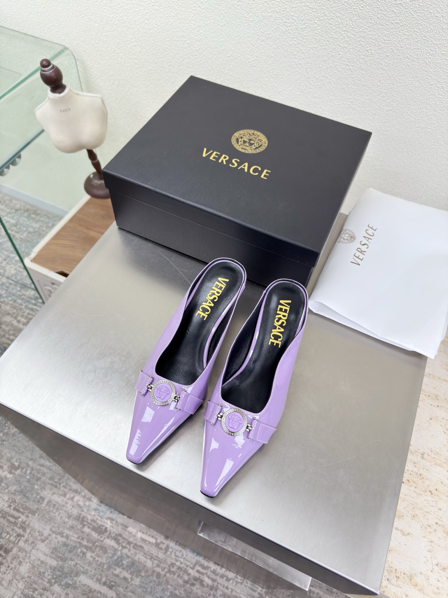 NO:750800,VERSACE Versace Medium heel small square toe deep slippers Purple calf patent leather Unique hardware decoration Family brand design elements Medusa Metal head fastener Fabric Calf patent leather Lining Lambskin Italian genuine leather outsole Heel-shaped layered design Full of personality The original bread sole takes away the protective film Perfect interpretation of brand factors Focus! Exclusive design! Really beautiful Simple yet fashionable design  Elegance and fashionable people who can easily grasp the French style really can't live without this kind of shoes. Wall crack recommendation, version to version, stitching technology, exquisite work 35 36 37 38 39 40 41 42 43 (40 41 42 43 customization is not returnable). Equipped with original packaging, half drag, versace, versace, slippers, sheepskin, Leather soles19860909VERSACE 范思哲 中跟小方头深口拖鞋 紫色小牛漆皮   独特五金装饰    家族品牌设计元素 美杜莎 金属头像扣件  面料 小牛漆皮  内里 小羊皮  意大利真皮大底  跟型层次感设计 个性十足  大底原版面包底带走保护膜 完美诠释品牌因素    重点!独家设计!  真的太漂亮了简单又不失时髦的设计  轻松拿捏法式的优雅时髦精们真的不能没有这类鞋  墙裂推荐   对版对版  缝线工艺 精工之作  35 36 37 38 39 40 41 42 43（40 41 42 43定制不退换） 配置原版包装,半拖,versace,versace,slippers,sheepskin,Leather soles,Women's Shoes