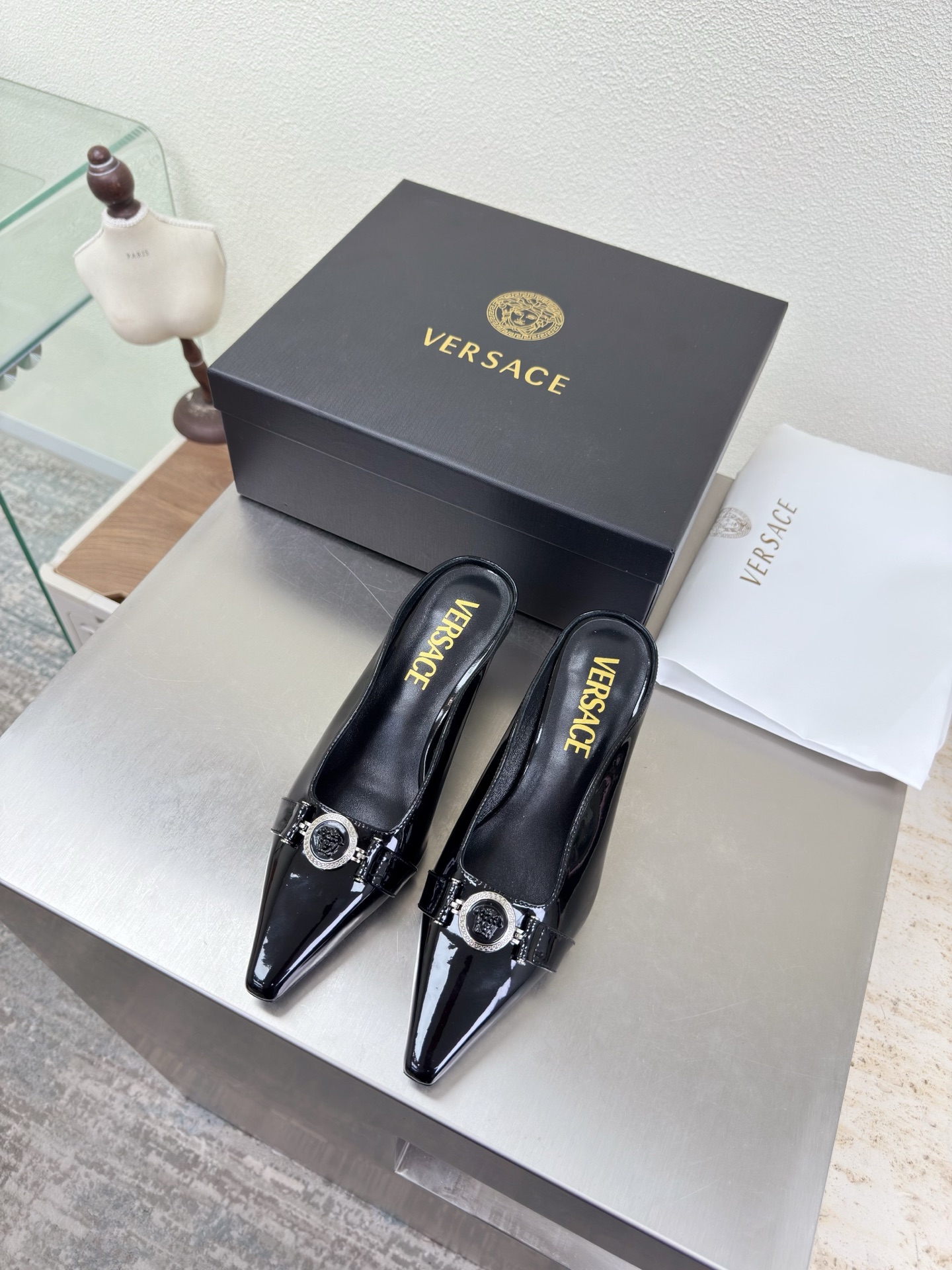 NO:750805,VERSACE Versace medium heel small square toe deep slippers black calf patent leather unique hardware decoration family brand design elements Medusa metal head fastener fabric calf patent leather lining lambskin Italian genuine leather outsole heel layered design full of personality original bread sole with protective film perfectly interprets the brand factors focus! Exclusive design! Really beautiful simple yet fashionable design  Elegance and fashionable people who can easily grasp the French style really can't live without this kind of shoes. Wall crack recommendation, version to version, stitching technology, exquisite work 35 36 37 38 39 40 41 42 43 (40 41 42 43 customization is not returnable). Equipped with original packaging, half drag, versace, versace, slippers, sheepskin, Leather soles19860909VERSACE 范思哲 中跟小方头深口拖鞋 黑色 小牛漆皮   独特五金装饰    家族品牌设计元素 美杜莎 金属头像扣件  面料 小牛漆皮  内里 小羊皮  意大利真皮大底  跟型层次感设计 个性十足  大底原版面包底带走保护膜 完美诠释品牌因素    重点!独家设计!  真的太漂亮了简单又不失时髦的设计  轻松拿捏法式的优雅时髦精们真的不能没有这类鞋  墙裂推荐   对版对版  缝线工艺 精工之作  35 36 37 38 39 40 41 42 43（40 41 42 43定制不退换） 配置原版包装,半拖,versace,versace,slippers,sheepskin,Leather soles,Women's Shoes