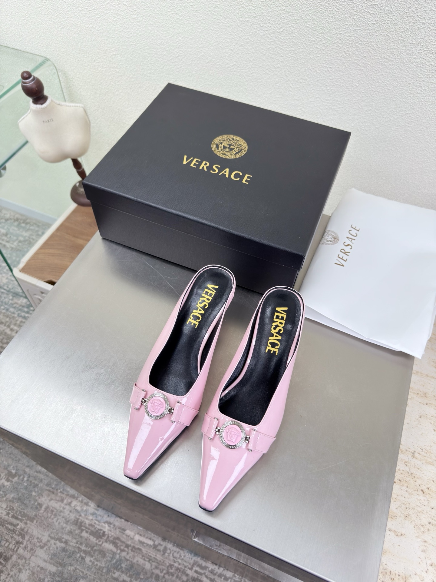 NO:750810,VERSACE Versace medium heel small square toe deep slippers pink calf patent leather unique hardware decoration family brand design elements Medusa metal head fastener fabric calf patent leather lining lambskin Italian genuine leather outsole heel layered design full of personality original bread sole with protective film perfectly interprets brand factors focus! Exclusive design! Really beautiful simple yet fashionable design  Elegance and fashionable people who can easily grasp the French style really can't live without this kind of shoes. Wall crack recommendation, version to version, stitching technology, exquisite work 35 36 37 38 39 40 41 42 43 (40 41 42 43 customization is not returnable). Equipped with original packaging, half drag, versace, versace, slippers, sheepskin, Leather soles19860909VERSACE 范思哲 中跟小方头深口拖鞋 粉色 小牛漆皮   独特五金装饰    家族品牌设计元素 美杜莎 金属头像扣件  面料 小牛漆皮  内里 小羊皮  意大利真皮大底  跟型层次感设计 个性十足  大底原版面包底带走保护膜 完美诠释品牌因素    重点!独家设计!  真的太漂亮了简单又不失时髦的设计  轻松拿捏法式的优雅时髦精们真的不能没有这类鞋  墙裂推荐   对版对版  缝线工艺 精工之作  35 36 37 38 39 40 41 42 43（40 41 42 43定制不退换） 配置原版包装,半拖,versace,versace,slippers,sheepskin,Leather soles,Women's Shoes