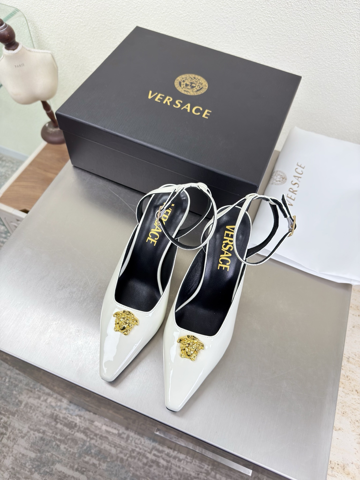 NO:750809,VERSACE Versace high heels small square toe deep mouth slippers white calf patent leather unique hardware decoration family brand design elements Medusa metal head fastener fabric calf patent leather lining lambskin Italian genuine leather outsole heel-shaped layered design full of personality original bread sole with protective film perfectly interprets brand factors focus! Exclusive design! Really beautiful simple yet fashionable design  Elegance and fashionable people who can easily grasp the French style really can't live without this kind of shoes. Wall crack recommendation. Version to version. Stitching technology. Seiko work. 35 36 37 38 39 40 41 42 43 (40 41 42 43 customization is not returnable). Equipped with original packaging, high heels and sandals, versace, versace, sandals, high heels, slippers, sheepskin, Leather soles.19860909VERSACE 范思哲 高跟 小方头深口拖鞋 白色 小牛漆皮   独特五金装饰    家族品牌设计元素 美杜莎 金属头像扣件  面料 小牛漆皮  内里 小羊皮  意大利真皮大底  跟型层次感设计 个性十足  大底原版面包底带走保护膜 完美诠释品牌因素    重点!独家设计!  真的太漂亮了简单又不失时髦的设计  轻松拿捏法式的优雅时髦精们真的不能没有这类鞋  墙裂推荐   对版对版  缝线工艺 精工之作  35 36 37 38 39 40 41 42 43（40 41 42 43定制不退换） 配置原版包装,高跟鞋凉鞋,versace,versace,sandals,high heels,slippers,sheepskin,Leather soles,Women's Shoes