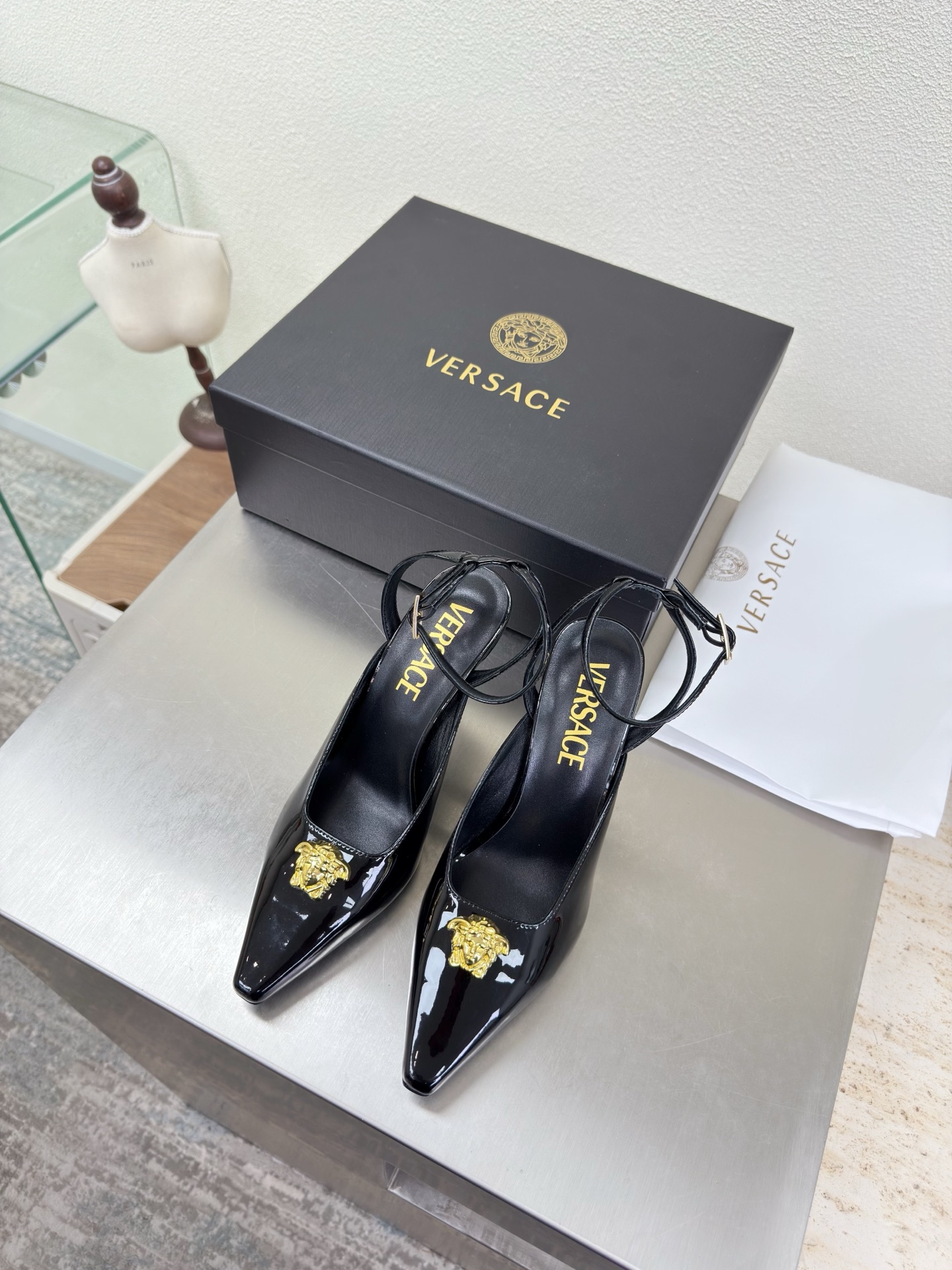 NO:750814,VERSACE Versace high heels small square toe deep mouth slippers black calf patent leather unique hardware decoration family brand design elements Medusa metal head fasteners fabric calf patent leather lining lambskin Italian leather outsole heel-shaped layered design full of personality original bread sole with protective film perfectly interprets brand factors focus! Exclusive design! Really beautiful simple yet fashionable design  Elegance and fashionable people who can easily grasp the French style really can't live without this kind of shoes. Wall crack recommendation. Version to version. Stitching technology. Seiko work. 35 36 37 38 39 40 41 42 43 (40 41 42 43 customization is not returnable). Equipped with original packaging, high heels and sandals, versace, versace, sandals, high heels, slippers, sheepskin, Leather soles.19860909VERSACE 范思哲 高跟 小方头深口拖鞋 黑色 小牛漆皮   独特五金装饰    家族品牌设计元素 美杜莎 金属头像扣件  面料 小牛漆皮  内里 小羊皮  意大利真皮大底  跟型层次感设计 个性十足  大底原版面包底带走保护膜 完美诠释品牌因素    重点!独家设计!  真的太漂亮了简单又不失时髦的设计  轻松拿捏法式的优雅时髦精们真的不能没有这类鞋  墙裂推荐   对版对版  缝线工艺 精工之作  35 36 37 38 39 40 41 42 43（40 41 42 43定制不退换） 配置原版包装,高跟鞋凉鞋,versace,versace,sandals,high heels,slippers,sheepskin,Leather soles,Women's Shoes