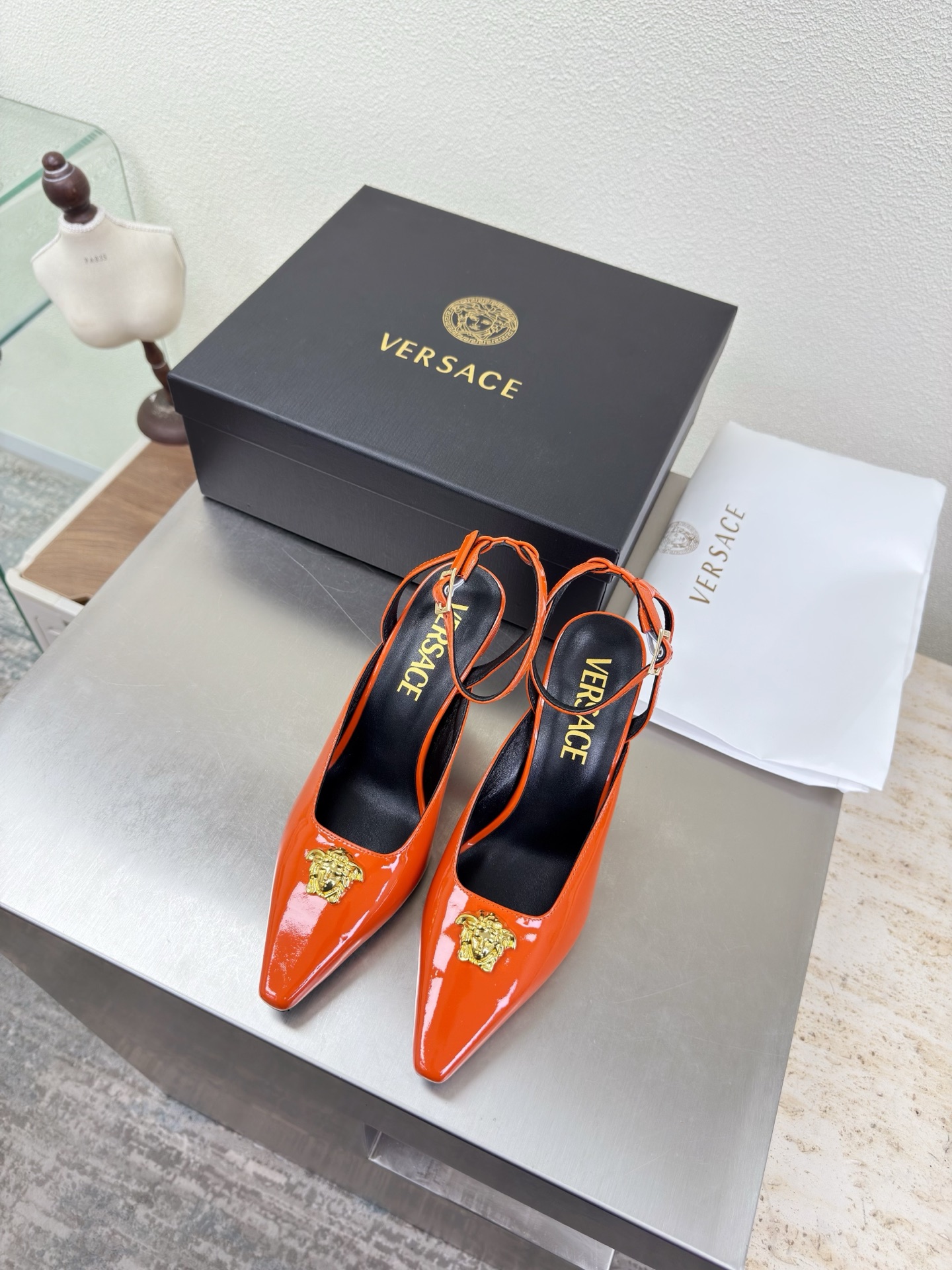 NO:750819,VERSACE Versace high heels small square toe deep mouth slippers orange calf patent leather unique hardware decoration family brand design elements Medusa metal head fastener fabric calf patent leather lining lambskin Italian genuine leather outsole heel layered design full of personality original outsole with protective film perfectly interprets brand factors focus! Exclusive design! Really beautiful simple yet fashionable design  Elegance and fashionable people who can easily grasp the French style really can't live without this kind of shoes. Wall crack recommendation. Version to version. Stitching technology. Seiko work. 35 36 37 38 39 40 41 42 43 (40 41 42 43 customization is not returnable). Equipped with original packaging, high heels and sandals, versace, versace, sandals, high heels, slippers, sheepskin, Leather soles.19860909VERSACE 范思哲 高跟 小方头深口拖鞋 橙色 小牛漆皮   独特五金装饰    家族品牌设计元素 美杜莎 金属头像扣件  面料 小牛漆皮  内里 小羊皮  意大利真皮大底  跟型层次感设计 个性十足  大底原版面包底带走保护膜 完美诠释品牌因素    重点!独家设计!  真的太漂亮了简单又不失时髦的设计  轻松拿捏法式的优雅时髦精们真的不能没有这类鞋  墙裂推荐   对版对版  缝线工艺 精工之作  35 36 37 38 39 40 41 42 43（40 41 42 43定制不退换） 配置原版包装,高跟鞋凉鞋,versace,versace,sandals,high heels,slippers,sheepskin,Leather soles,Women's Shoes