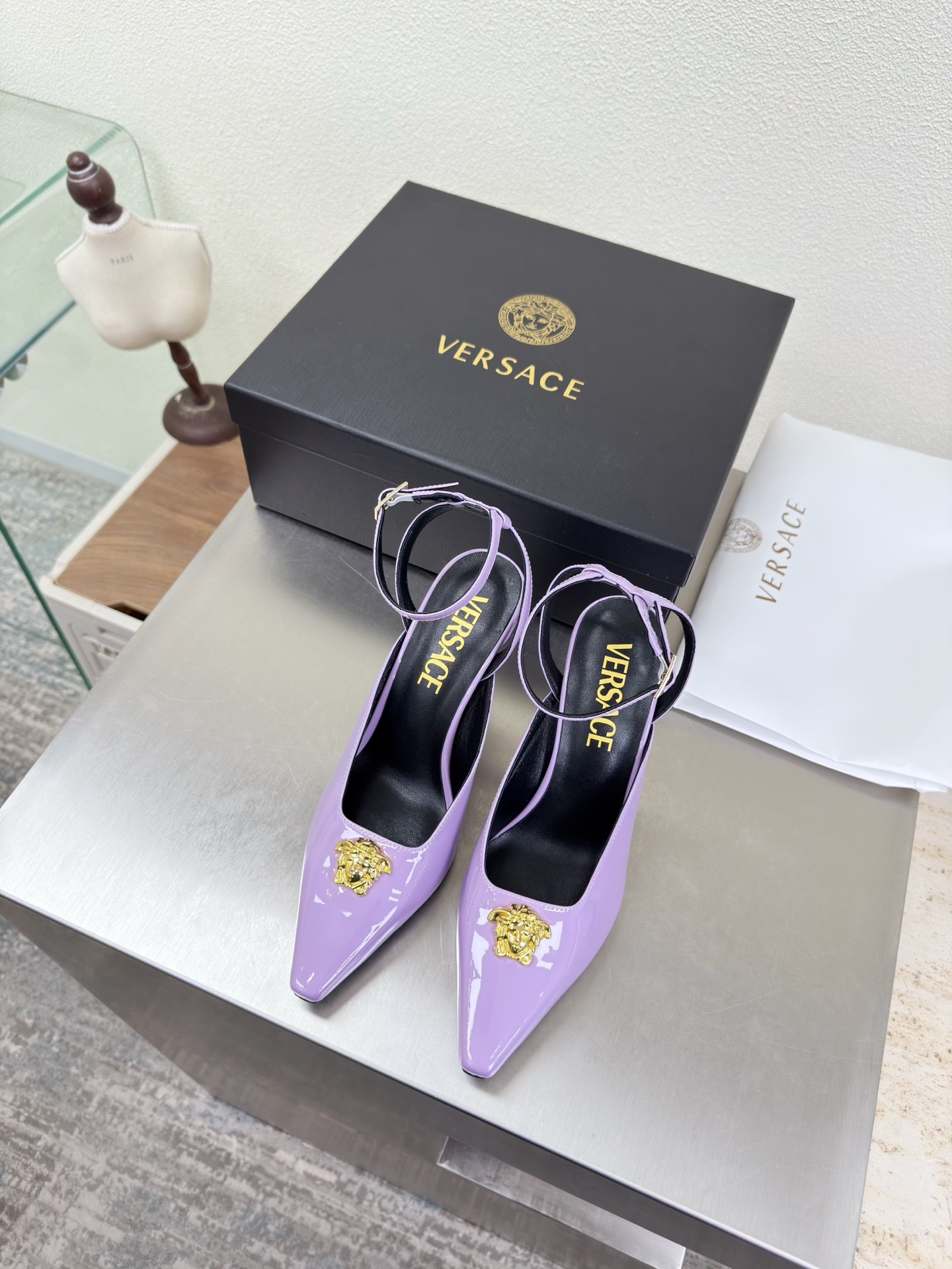 NO:750770,VERSACE Versace high heels small square toe deep mouth slippers purple calf patent leather unique hardware decoration family brand design elements Medusa metal head fasteners fabric calf patent leather lining lambskin Italian genuine leather outsole heel-shaped layered design full of personality original bread sole with protective film perfectly interprets brand factors focus! Exclusive design! Really beautiful simple yet fashionable design  Elegance and fashionable people who can easily grasp the French style really can't live without this kind of shoes. Wall crack recommendation. Version to version. Stitching technology. Seiko work. 35 36 37 38 39 40 41 42 43 (40 41 42 43 customization is not returnable). Equipped with original packaging, high heels and sandals, versace, versace, sandals, high heels, slippers, sheepskin, Leather soles.19860909VERSACE 范思哲 高跟 小方头深口拖鞋 紫色 小牛漆皮   独特五金装饰    家族品牌设计元素 美杜莎 金属头像扣件  面料 小牛漆皮  内里 小羊皮  意大利真皮大底  跟型层次感设计 个性十足  大底原版面包底带走保护膜 完美诠释品牌因素    重点!独家设计!  真的太漂亮了简单又不失时髦的设计  轻松拿捏法式的优雅时髦精们真的不能没有这类鞋  墙裂推荐   对版对版  缝线工艺 精工之作  35 36 37 38 39 40 41 42 43（40 41 42 43定制不退换） 配置原版包装,高跟鞋凉鞋,versace,versace,sandals,high heels,slippers,sheepskin,Leather soles,Women's Shoes