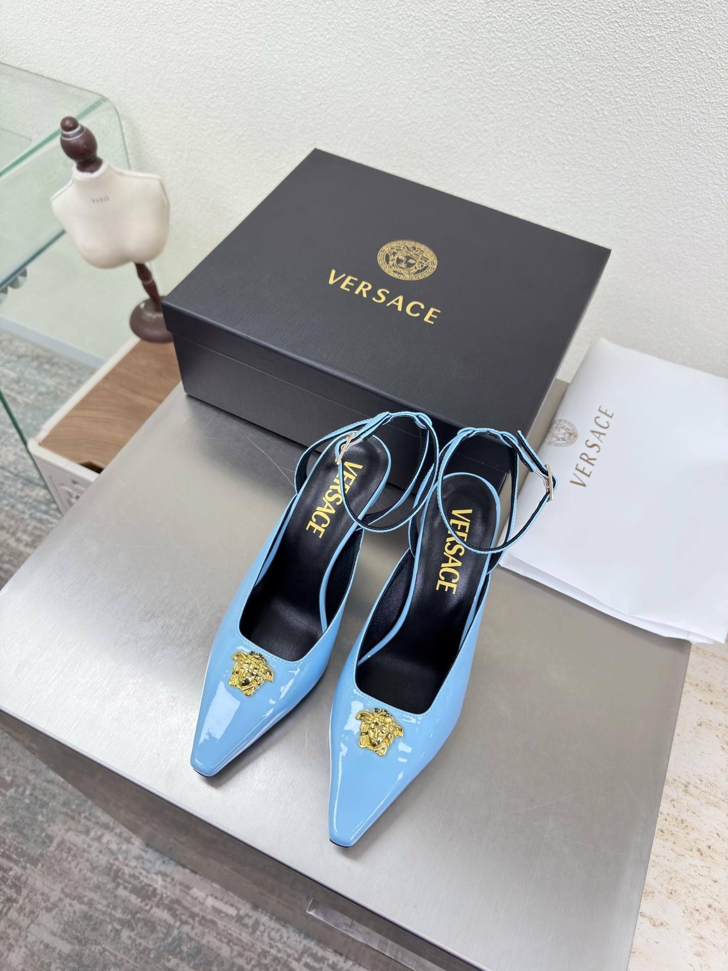 NO:750776,VERSACE Versace high heels small square toe deep mouth slippers blue calf patent leather unique hardware decoration family brand design elements Medusa metal head fastener fabric calf patent leather lining lambskin Italian genuine leather outsole heel-shaped layered design full of personality original bread sole with protective film perfectly interprets brand factors focus! Exclusive design! Really beautiful simple yet fashionable design  Elegance and fashionable people who can easily grasp the French style really can't live without this kind of shoes. Wall crack recommendation. Version to version. Stitching technology. Seiko work. 35 36 37 38 39 40 41 42 43 (40 41 42 43 customization is not returnable). Equipped with original packaging, high heels and sandals, versace, versace, sandals, high heels, slippers, sheepskin, Leather soles.19860909VERSACE 范思哲 高跟 小方头深口拖鞋 蓝色 小牛漆皮   独特五金装饰    家族品牌设计元素 美杜莎 金属头像扣件  面料 小牛漆皮  内里 小羊皮  意大利真皮大底  跟型层次感设计 个性十足  大底原版面包底带走保护膜 完美诠释品牌因素    重点!独家设计!  真的太漂亮了简单又不失时髦的设计  轻松拿捏法式的优雅时髦精们真的不能没有这类鞋  墙裂推荐   对版对版  缝线工艺 精工之作  35 36 37 38 39 40 41 42 43（40 41 42 43定制不退换） 配置原版包装,高跟鞋凉鞋,versace,versace,sandals,high heels,slippers,sheepskin,Leather soles,Women's Shoes