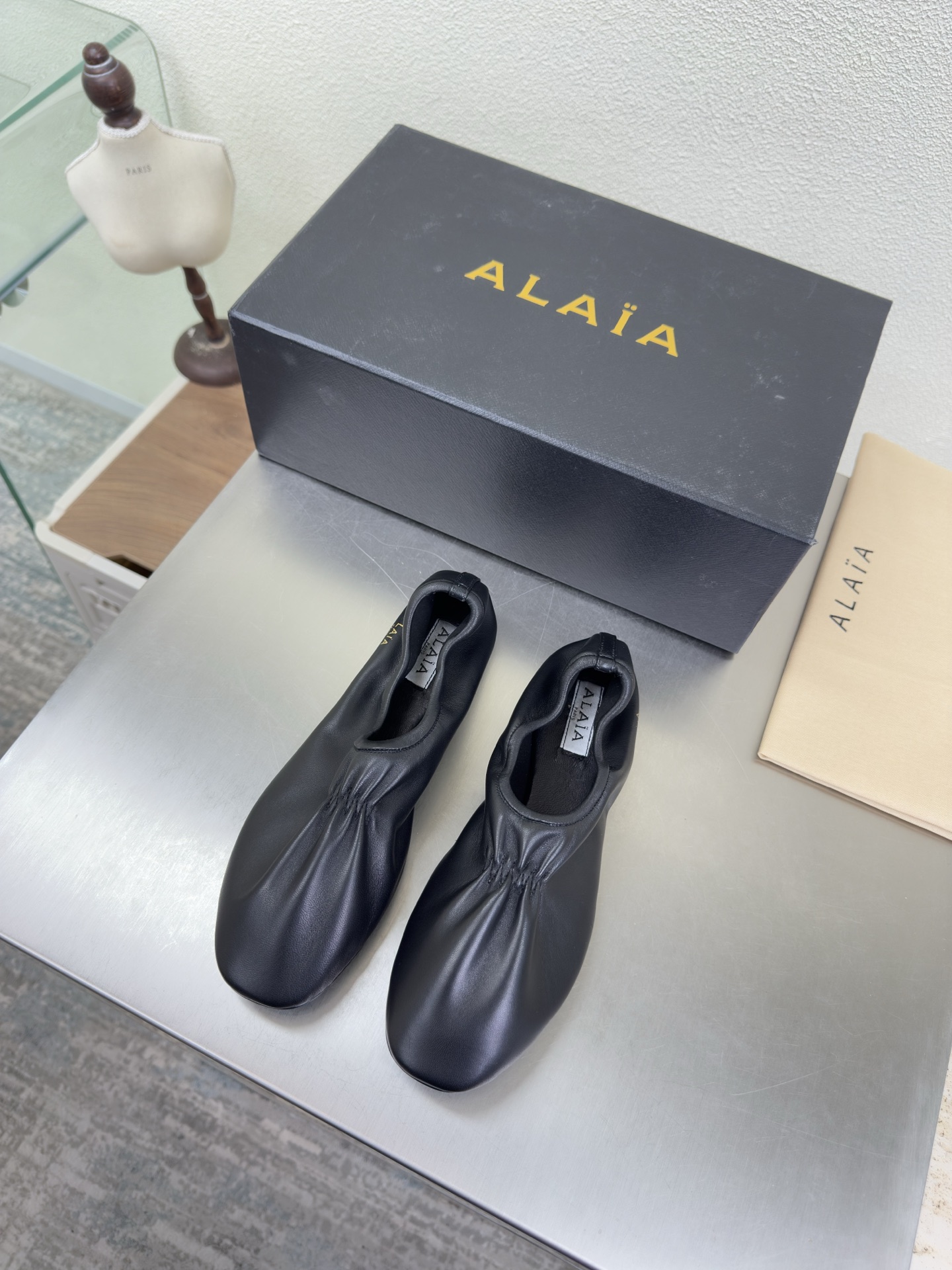 NO:750799,Super cute age-reducing series pleated shoes Alaia slippers from Paris Black super soft lambskin Love at first sight Handmade high-end classic Alaia has another sexy side. With different styles, different styles can be easily controlled, whether jeans, suit pants, or pleated skirts, it can upgrade your outfit to fashion, elegance and excellence. Fabric imported lambskin lining foot pads sheepskin outsole Italian leather outsole 35 36 37  38 39 40 41 42 (40 41 42 customized) Configure original packaging, single shoes, alaia, slippers, skirts, jeans, business suit, sheepskin, Leather soles19860909超可爱 减龄系列 褶皱单鞋 Alaia 拖鞋来自巴黎 黑色 超软小羊皮 一见倾心  纯手高级 经典 阿莱娅还有另外性感的一面  配上不同款式,不同风格都能轻松驾驭,无论牛仔裤,西装裤,还是百褶裙,都能将你的穿搭提升到时尚,优雅和卓越之中 面料 进口小羊皮 内里 垫脚 羊皮 大底 意大利真皮大底 35 36 37 38 39 40 41 42 (40 41 42 定制) 配置原版包装,单鞋,alaia,slippers,skirts,jeans,business suit,sheepskin,Leather soles,Women's Shoes