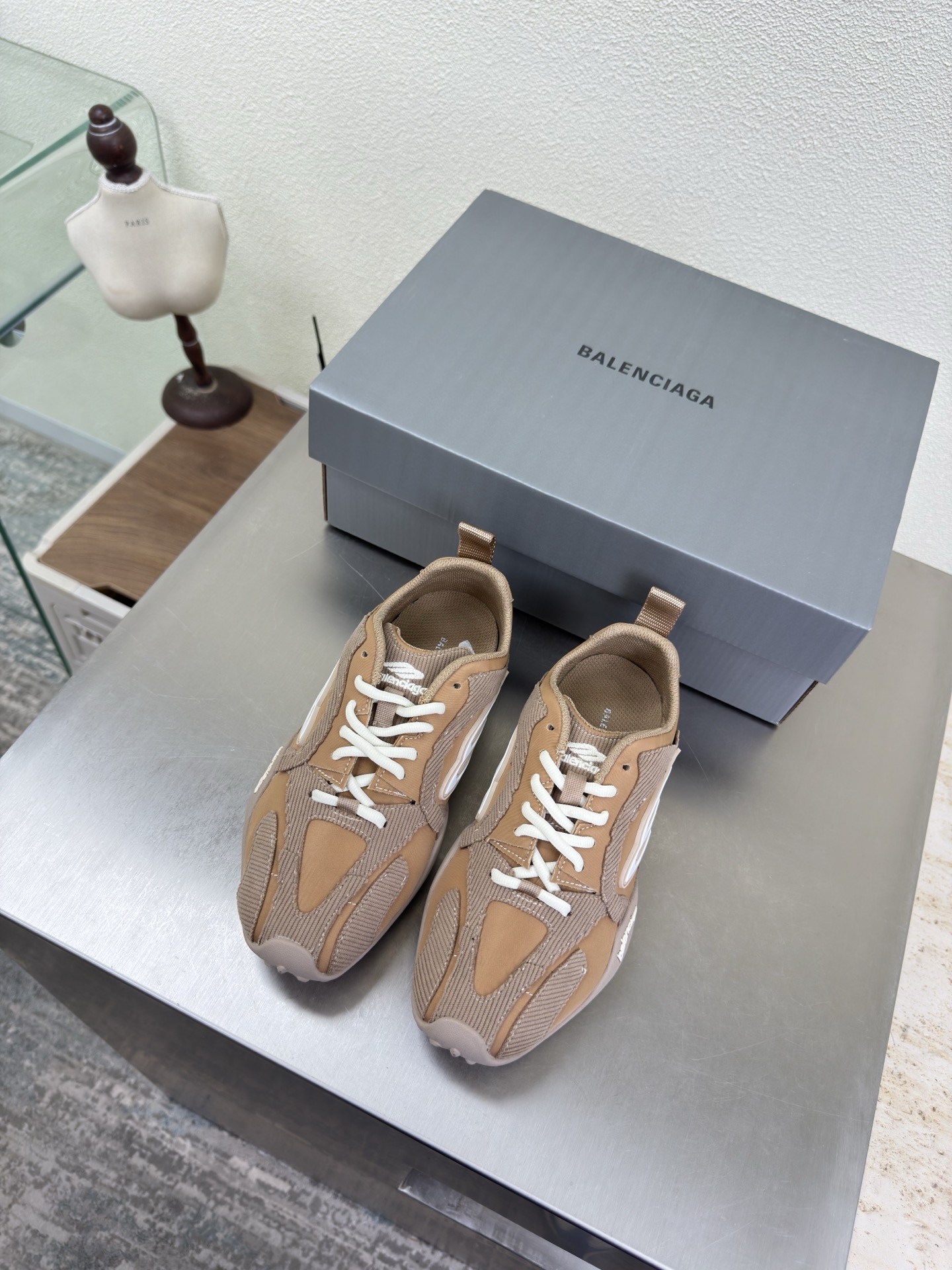 NO:750727,Corduroy design style Balenciaga sneakers BALENCIAG exclusive B B fabric original consistent technical fabric lining mesh apricot top version all matching materials Continuing demna's rebellious attitude towards mainstream gorgeous fashion Transparent dyeing process Big logo Special heel design Matching outsole with family logo One-piece molding Code number 35 36 37 38 39 40 (40 customized, non-returnable)  With original packaging, casual shoes/sneakers, balenciaga, balenciaga, sneakers19860909灯芯绒设计风格 巴黎世家 运动鞋 BALENCIAG 专属 B B 面料 原版一致科技面料 内里 网布 杏色  顶级版本 全部对版材料 继续着demna式的对主流华丽时尚的反叛态度 透染工艺 大logo 特别跟型设计 带家族logo 对版大底 一体成型 码数 35 36 37 38 39 40（40 定制不退换） 配原版包装,休闲鞋/运动鞋,balenciaga,balenciaga,sneakers,Women's Shoes