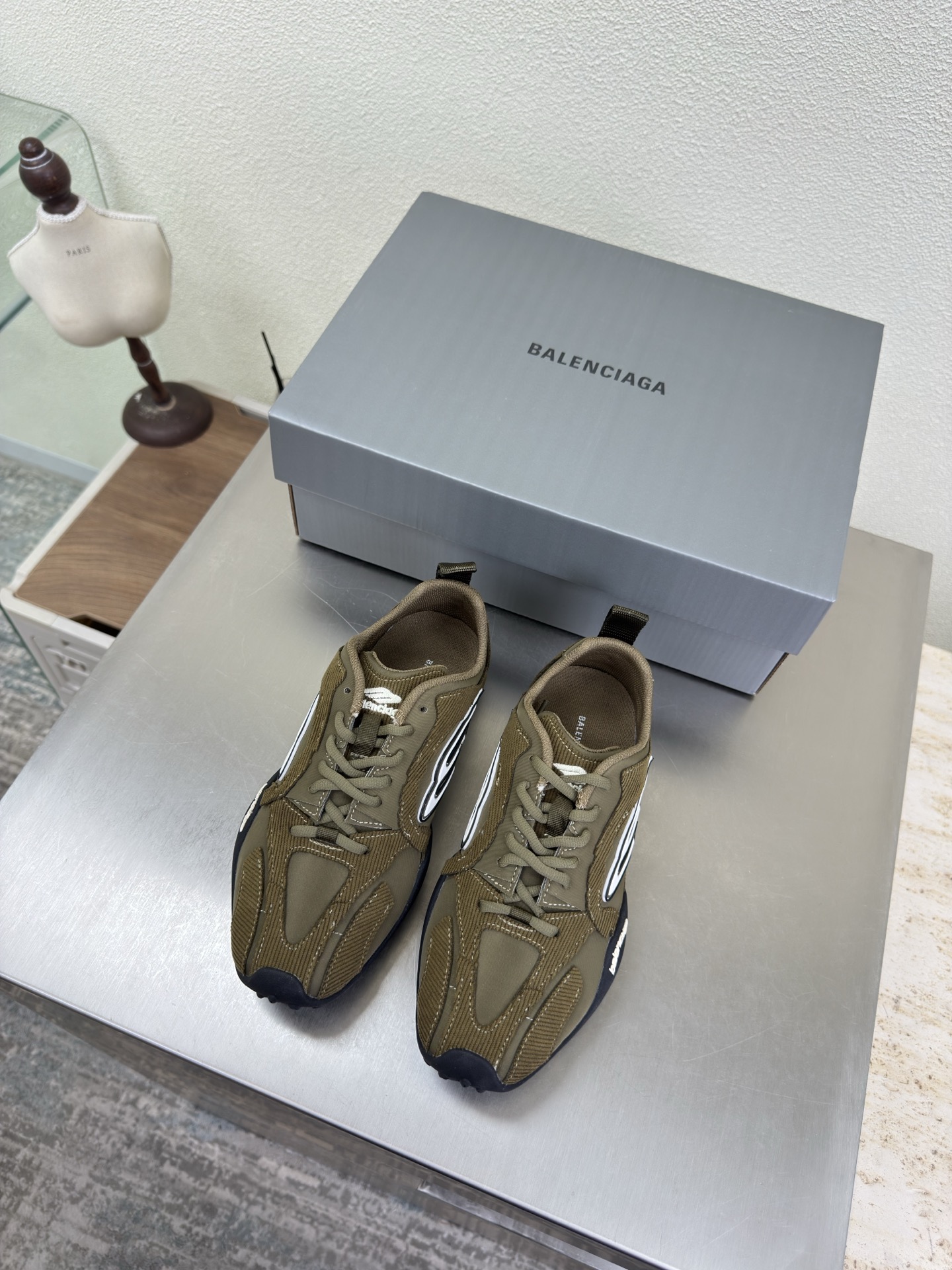 NO:750769,Corduroy design style Balenciaga sneakers BALENCIAG exclusive B B fabric original consistent technical fabric lining mesh military green top version all matching materials Continuing demna's rebellious attitude towards mainstream gorgeous fashion Transparent dyeing process Big logo Special heel design Matching outsole with family logo One-piece molding Code number 35 36 37 38 39 40 (40 customized, non-returnable)  With original packaging, casual shoes/sneakers, balenciaga, balenciaga, sneakers19860909灯芯绒设计风格 巴黎世家 运动鞋 BALENCIAG 专属 B B 面料 原版一致科技面料 内里 网布 军绿  顶级版本 全部对版材料 继续着demna式的对主流华丽时尚的反叛态度 透染工艺 大logo 特别跟型设计 带家族logo 对版大底 一体成型 码数 35 36 37 38 39 40（40 定制不退换） 配原版包装,休闲鞋/运动鞋,balenciaga,balenciaga,sneakers,Women's Shoes