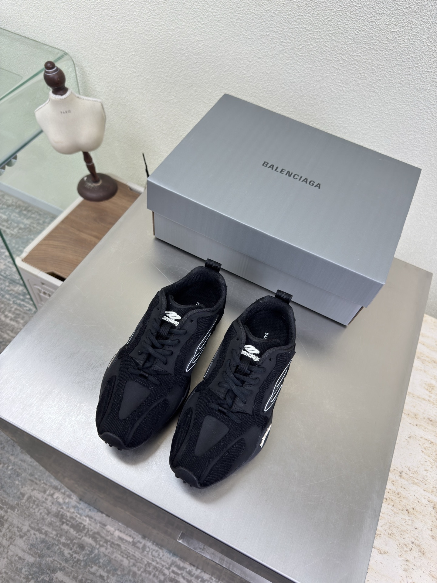 NO:750729,Corduroy design style Balenciaga sneakers BALENCIAG exclusive B B fabric original consistent technical fabric lining mesh black top version all matching materials Continuing demna's rebellious attitude towards mainstream gorgeous fashion Transparent dyeing process Big logo Special heel design Matching outsole with family logo One-piece molding Code number 35 36 37 38 39 40 (40 customization is not returnable)  With original packaging, casual shoes/sneakers, balenciaga, balenciaga, sneakers19860909灯芯绒设计风格 巴黎世家 运动鞋 BALENCIAG 专属 B B 面料 原版一致科技面料 内里 网布 黑色  顶级版本 全部对版材料 继续着demna式的对主流华丽时尚的反叛态度 透染工艺 大logo 特别跟型设计 带家族logo 对版大底 一体成型 码数 35 36 37 38 39 40（40 定制不退换） 配原版包装,休闲鞋/运动鞋,balenciaga,balenciaga,sneakers,Women's Shoes