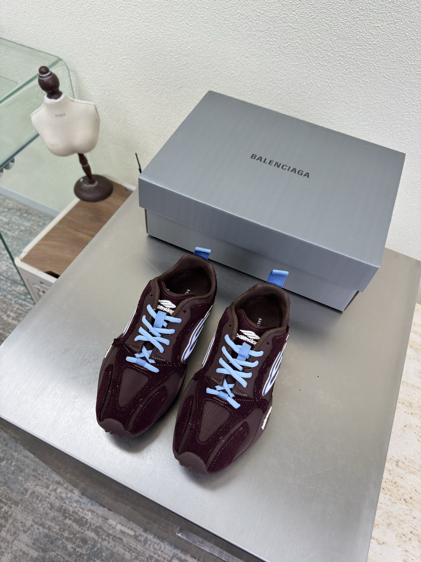 NO:750775,Corduroy design style Balenciaga sneakers BALENCIAG exclusive B B fabric original consistent technical fabric lining mesh burgundy top version all matching materials Continuing demna's rebellious attitude towards mainstream gorgeous fashion Transparent dyeing process Big logo Special heel design Matching outsole with family logo One-piece molding Size 35 36 37 38 39 40 (40 customized, non-refundable)  With original packaging, casual shoes/sneakers, balenciaga, balenciaga, sneakers19860909灯芯绒设计风格 巴黎世家 运动鞋 BALENCIAG 专属 B B 面料 原版一致科技面料 内里 网布 酒红 顶级版本 全部对版材料 继续着demna式的对主流华丽时尚的反叛态度 透染工艺 大logo 特别跟型设计 带家族logo 对版大底 一体成型 码数 35 36 37 38 39 40（40 定制不退换） 配原版包装,休闲鞋/运动鞋,balenciaga,balenciaga,sneakers,Women's Shoes