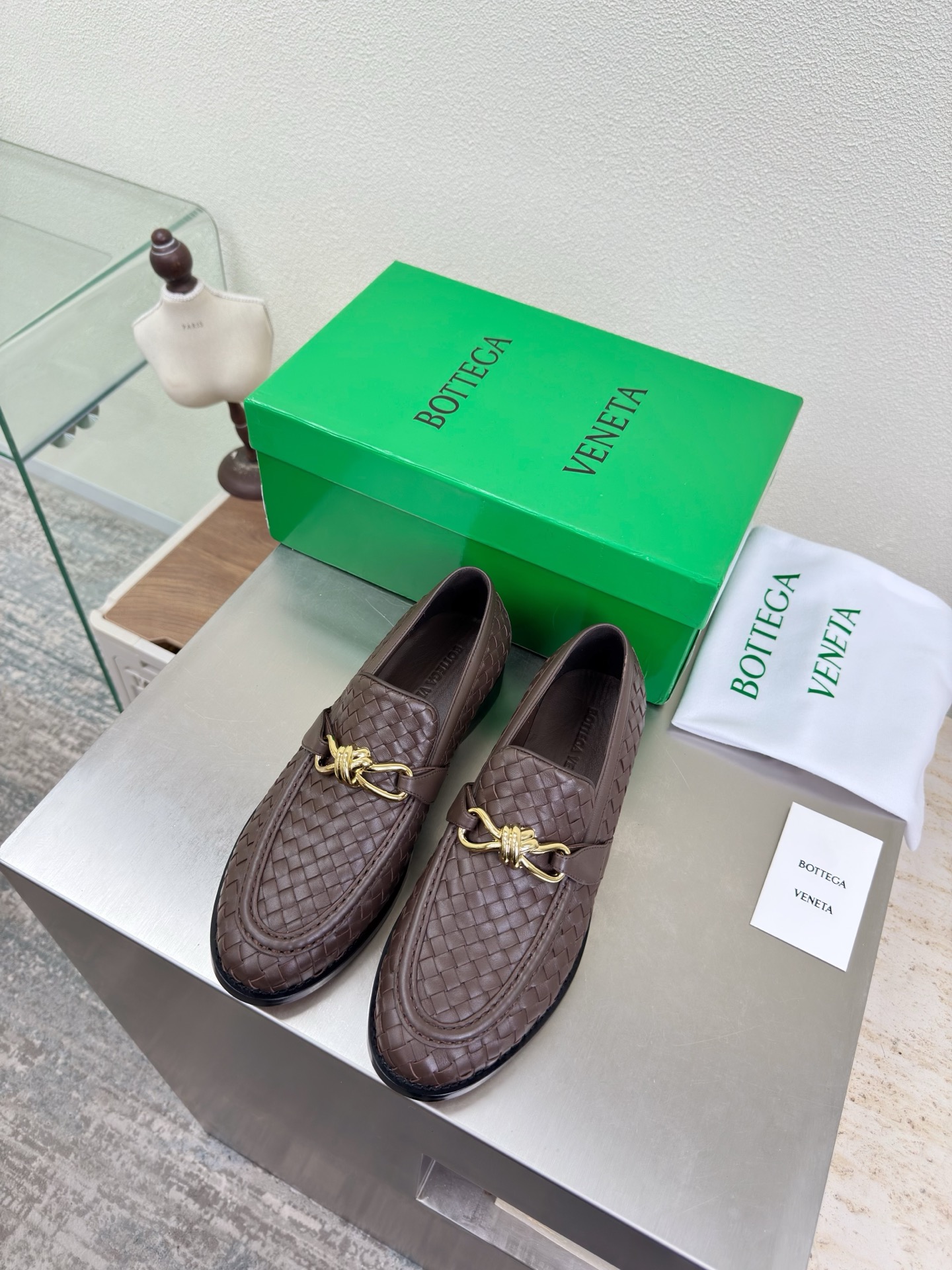 NO:750710,Genuine hand-woven leather, golden color, decorated with knotted rope fasteners, BOTTEGA VENET* Men and women, Astaire loafers, brown, first-layer calfskin, women's men's 10, original one-to-one approach, another popular trend today, the ceiling, the most versatile color, exquisite flat bottom, wrapped fabric, same color heel, carefully designed, never careless, durable and comfortable —————————————— Upper material, calfskin, hand-woven  The material is soft and smooth. Hand-sewn rear zipper opening and closing design. Sexy and comfortable. Hand-stitched technology. The inner lining of the foot pads is made of sheepskin, which is comfortable and high-end. The nailed outsole is made of the original mold. The same genuine leather outsole is matched to the standard. The original packaging is used. The shoe bag is printed with glue logo technology. The most high-end in the market. Hot melt glue is used to shape the toe and heel. Easy to rebound and not deformed. Flat series. Fabric wrapping technology. Italian computer sewing machine is used for upper stitching. Fine workmanship.  Choose the original packaging for women 35 36 37 38 39 40 41 42 men 39 40 41 42 43 44 45 46 (women 40 41 42 men 45 46 20 customized), loafers, bottega veneta, loafers, cowhide, sheepskin, Leather soles19860909真皮手工编织 金色 五金结绳扣件装饰 BOTTEGA VENET* 男女款 Astaire乐福 单鞋 咖啡色 头层小牛皮 女士 男士10 原版一比一做法  当今流行的又一趋势 天花板啦 最全色百搭 精致平底 包裹面料 同色跟皮 用心设计 绝不马虎 耐穿舒适 —————————————— 鞋面材质 小牛皮 手工编织  材质柔软顺滑 手工缝制后拉链开合设计 性感舒适 手工缝制工艺 垫脚内里选用羊皮内里舒适高端 打钉大底选用原版开模 一致真皮大底  对标对版 选用原版包装 鞋子布袋采用印胶logo工艺 市场最高端 采用热熔胶定型鞋头 后跟 易回弹不变形 平底 系列 包面料工艺 鞋面车线选用意大利电脑针车 做工精细 选用原版包装  女士 35 36 37 38 39 40 41 42  男士 39 40 41 42 43 44 45 46 （女40 41 42 男45 46 20定制）,乐福鞋,bottega veneta,loafers,cowhide,sheepskin,Leather soles,Women's Shoes